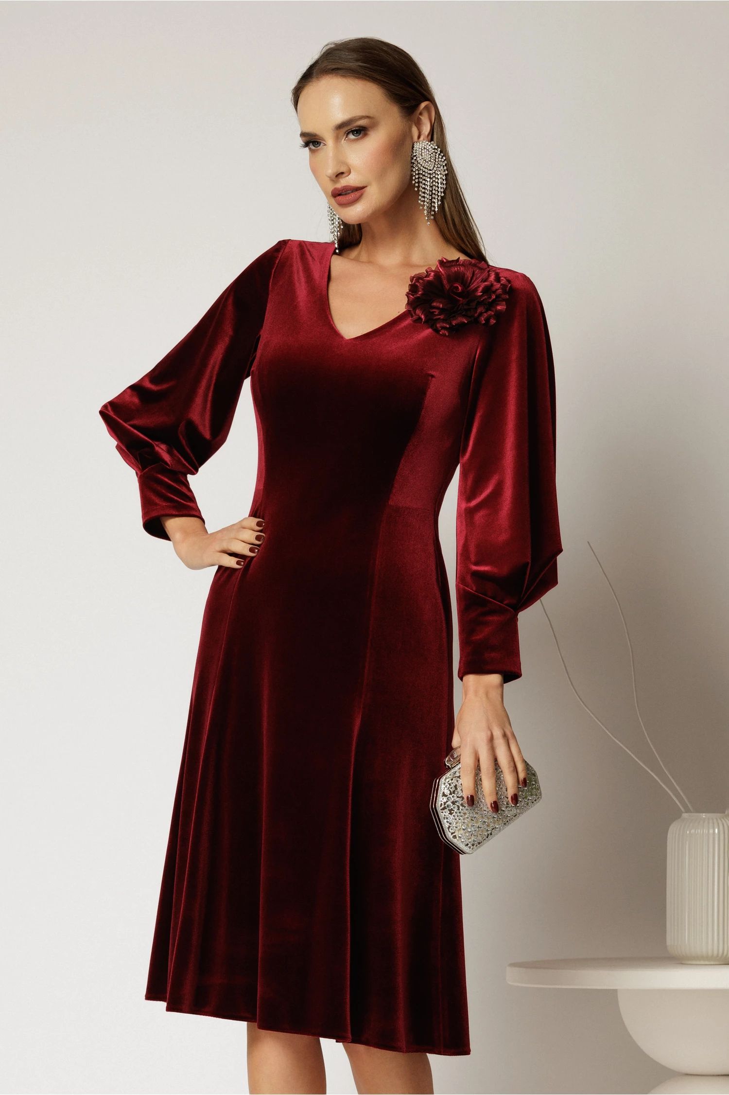 Rochie bordo eleganta din catifea cu accesoriu in forma de floare