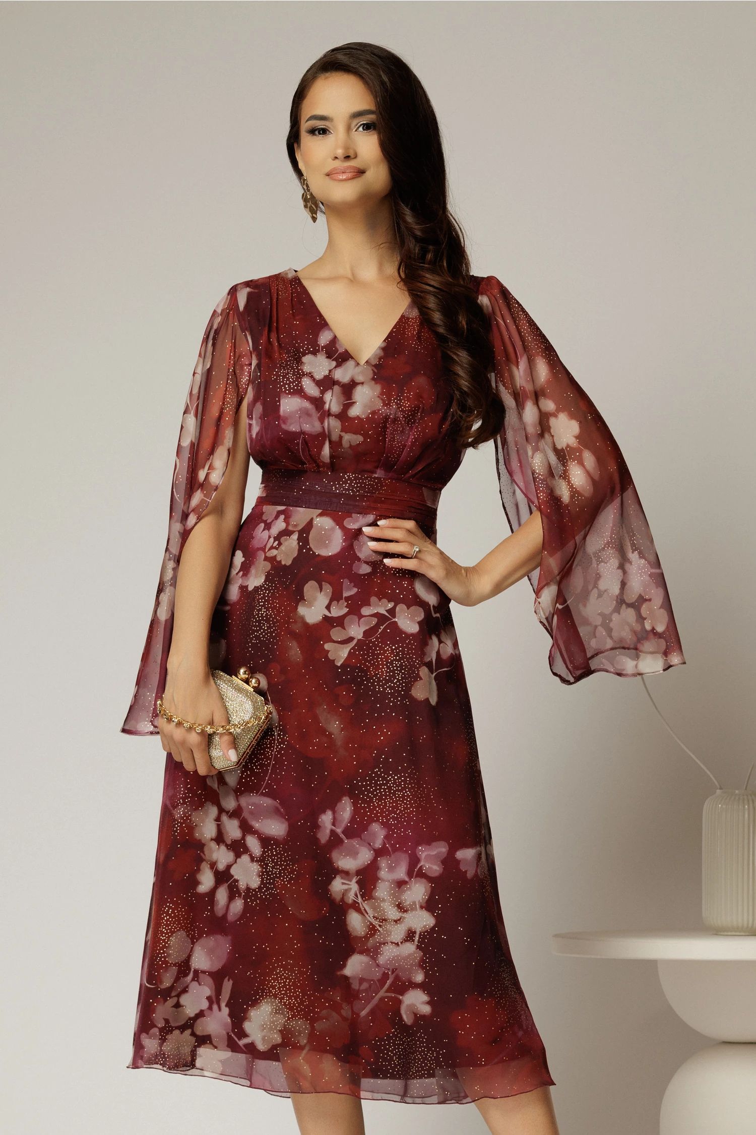 Rochie de ocazie bordo cu imprimeu floral bej si insertii aurii