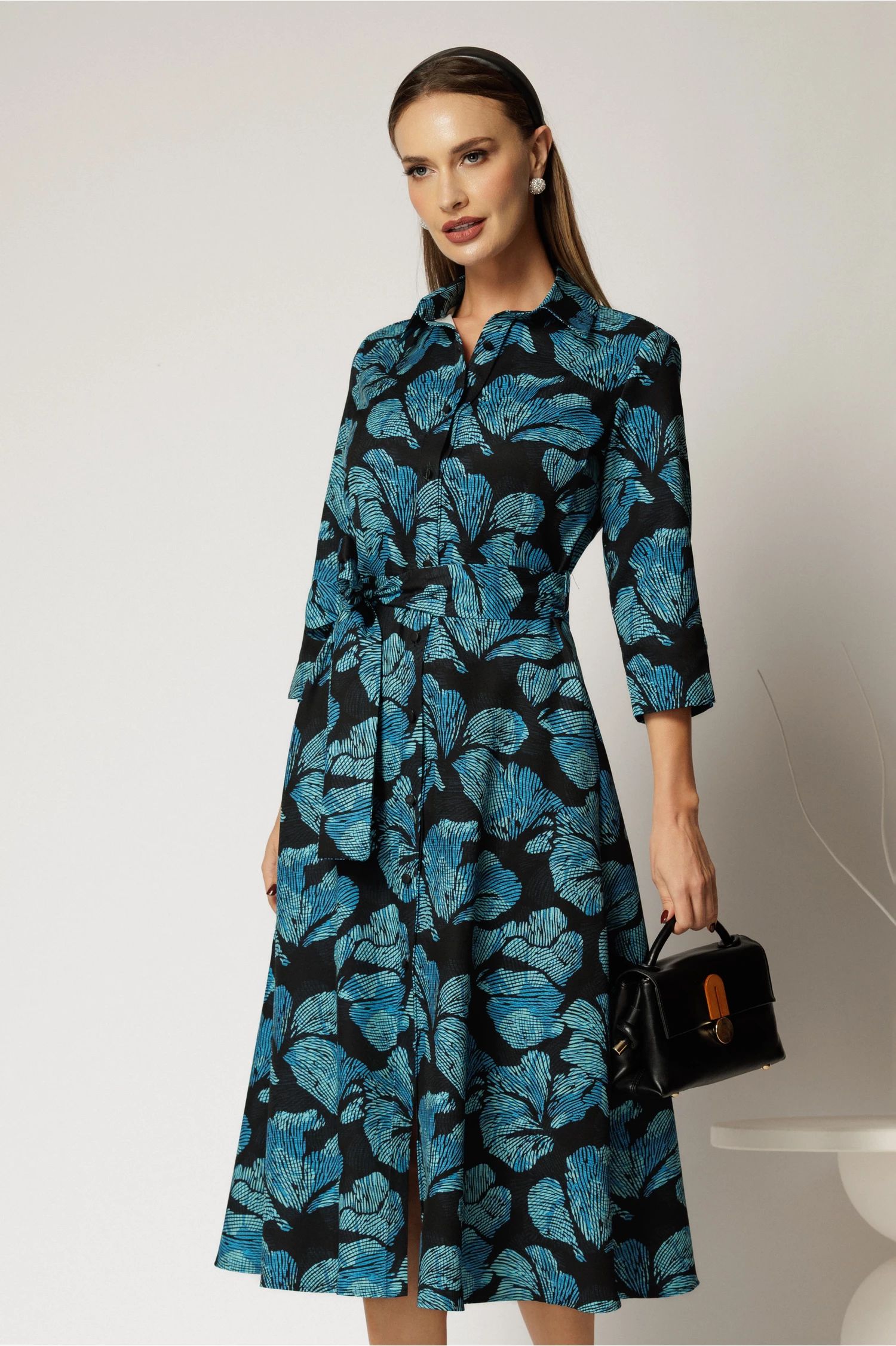 Rochie de zi midi bleumarin cu imprimeuri albastre tip camasa cu cordon in talie