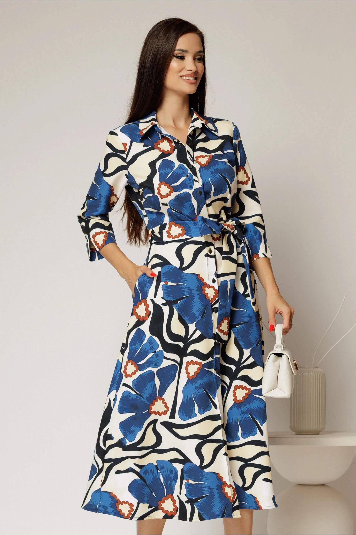 Rochie de zi midi ivoar cu imprimeuri albastre tip camasa cu cordon in talie