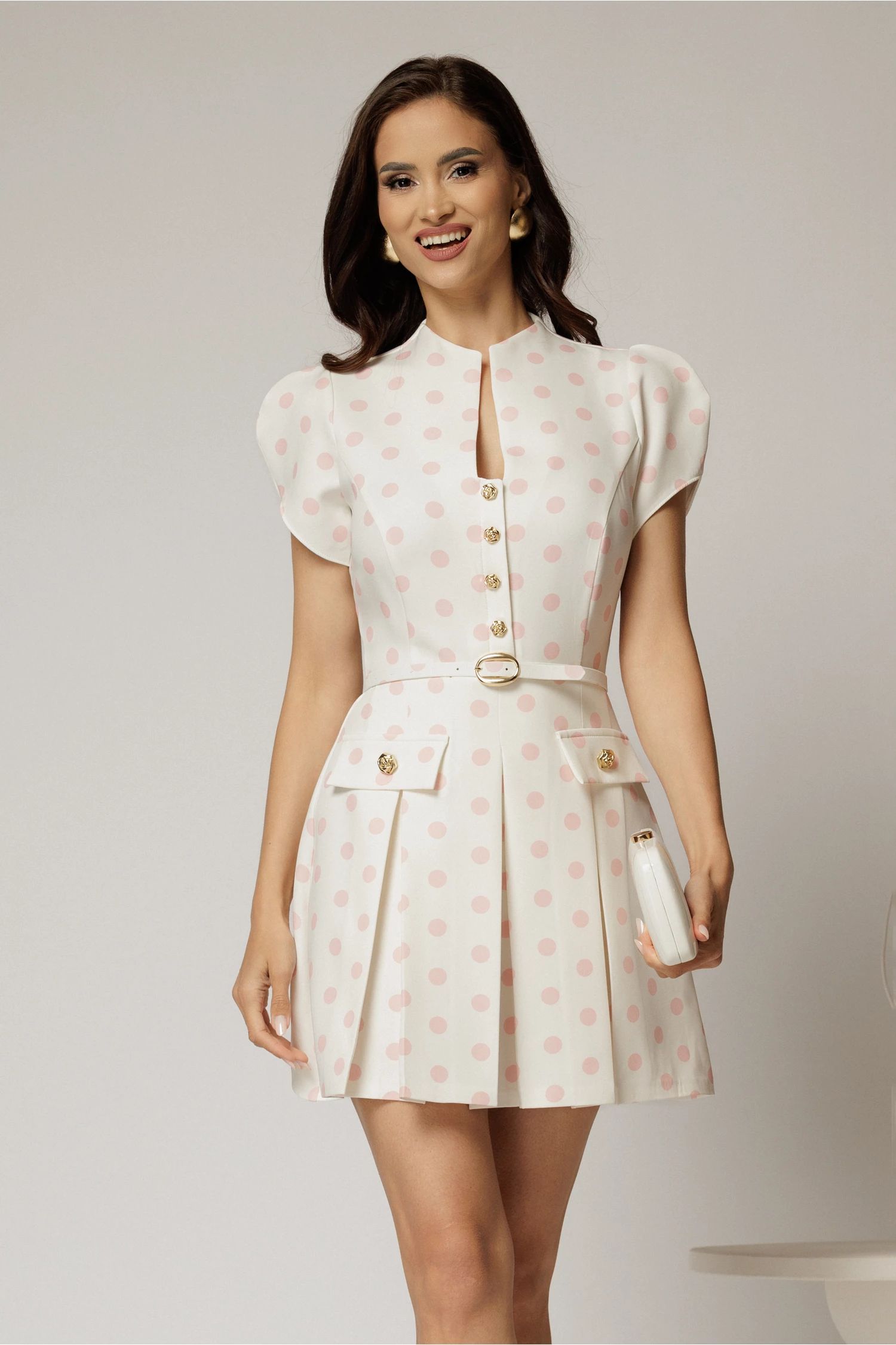 Rochie DY Fashion alba cu buline roz cu fusta scurta cu pliuri si decolteu