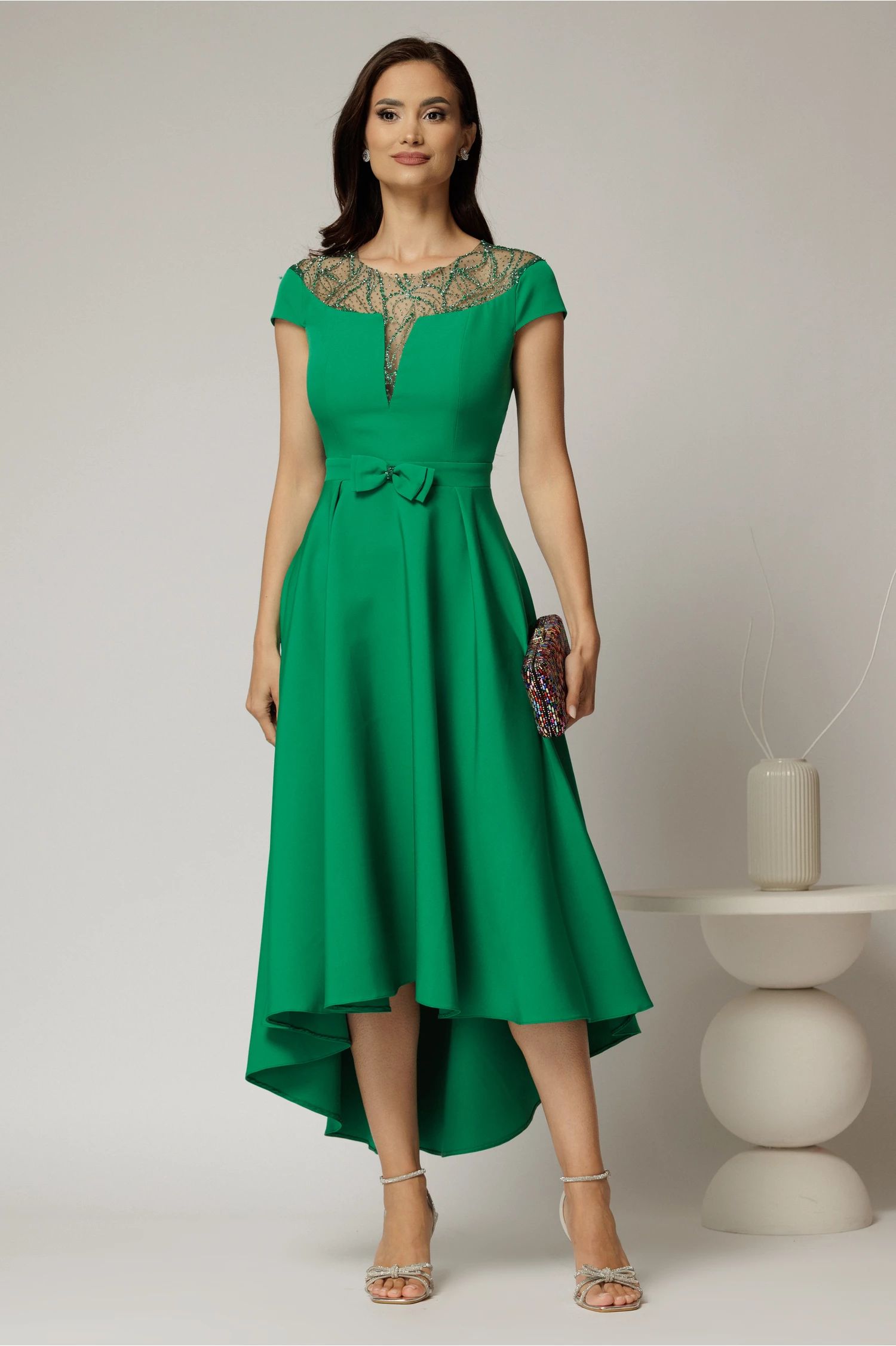 Rochie DY Fashion asimetrica verde cu funda in talie si aplicatii la decolteu
