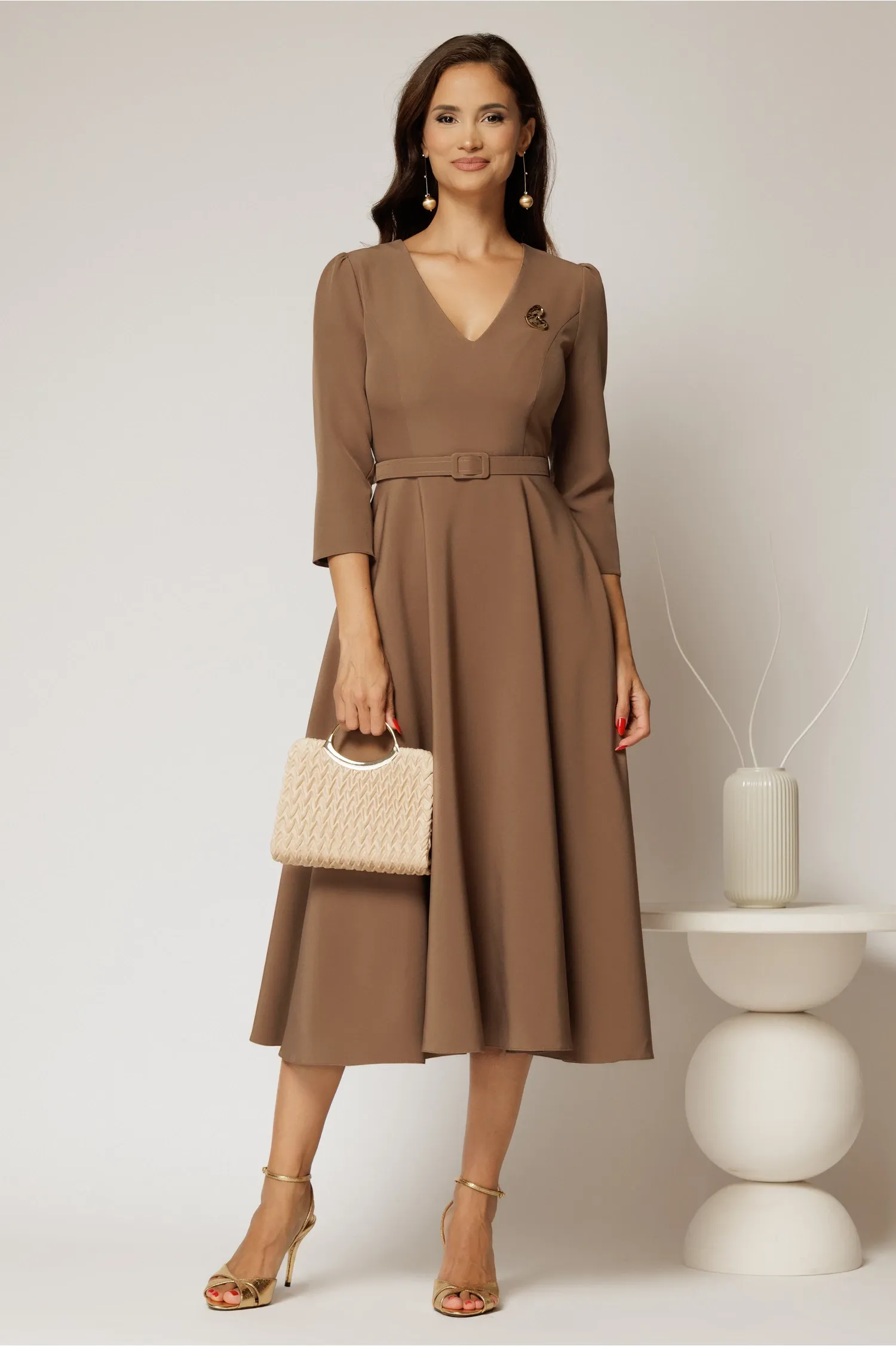 Rochie DY Fashion bej clos cu decolteu V si curea in talie 3