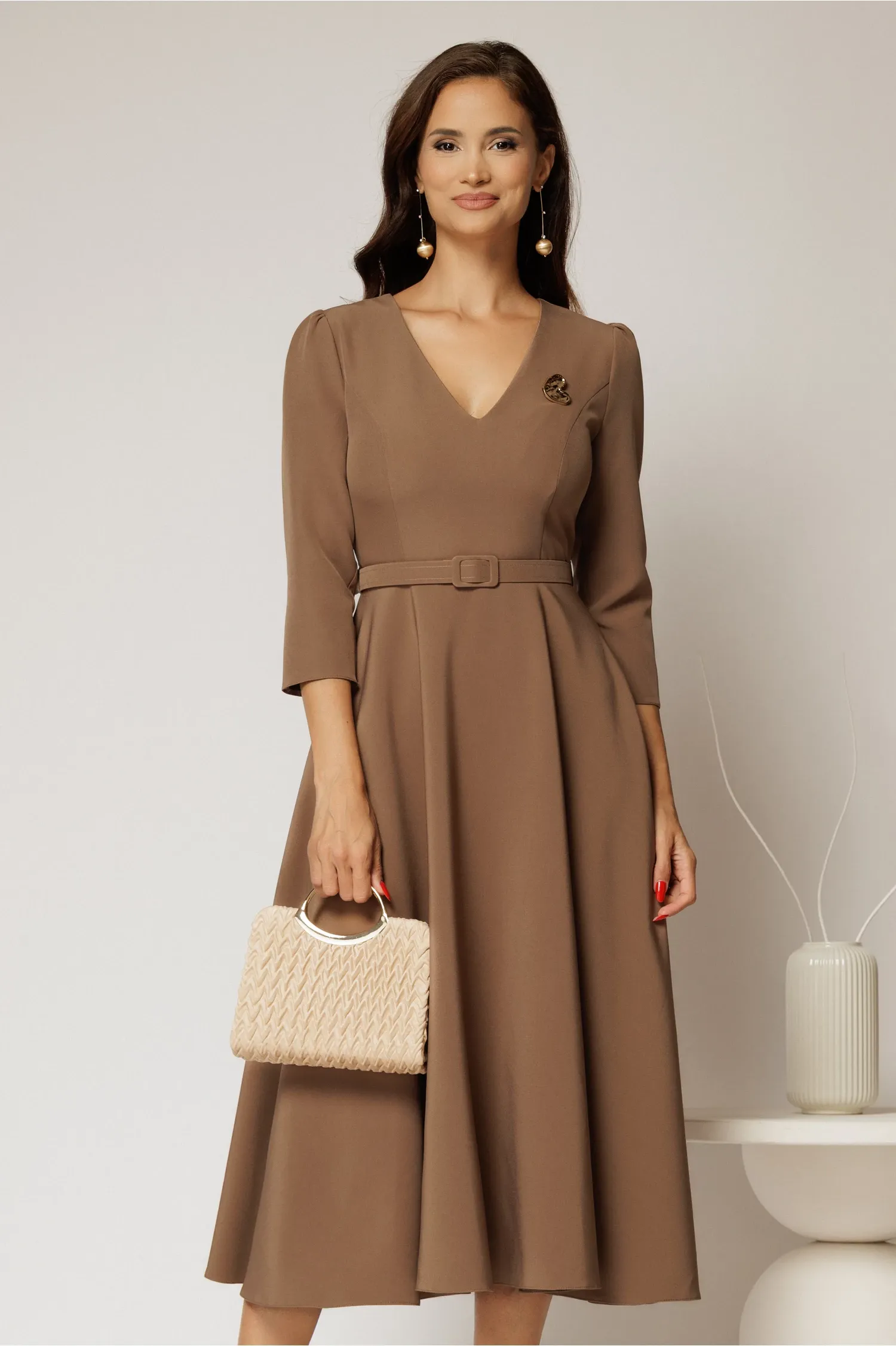 Rochie DY Fashion bej clos cu decolteu V si curea in talie 1