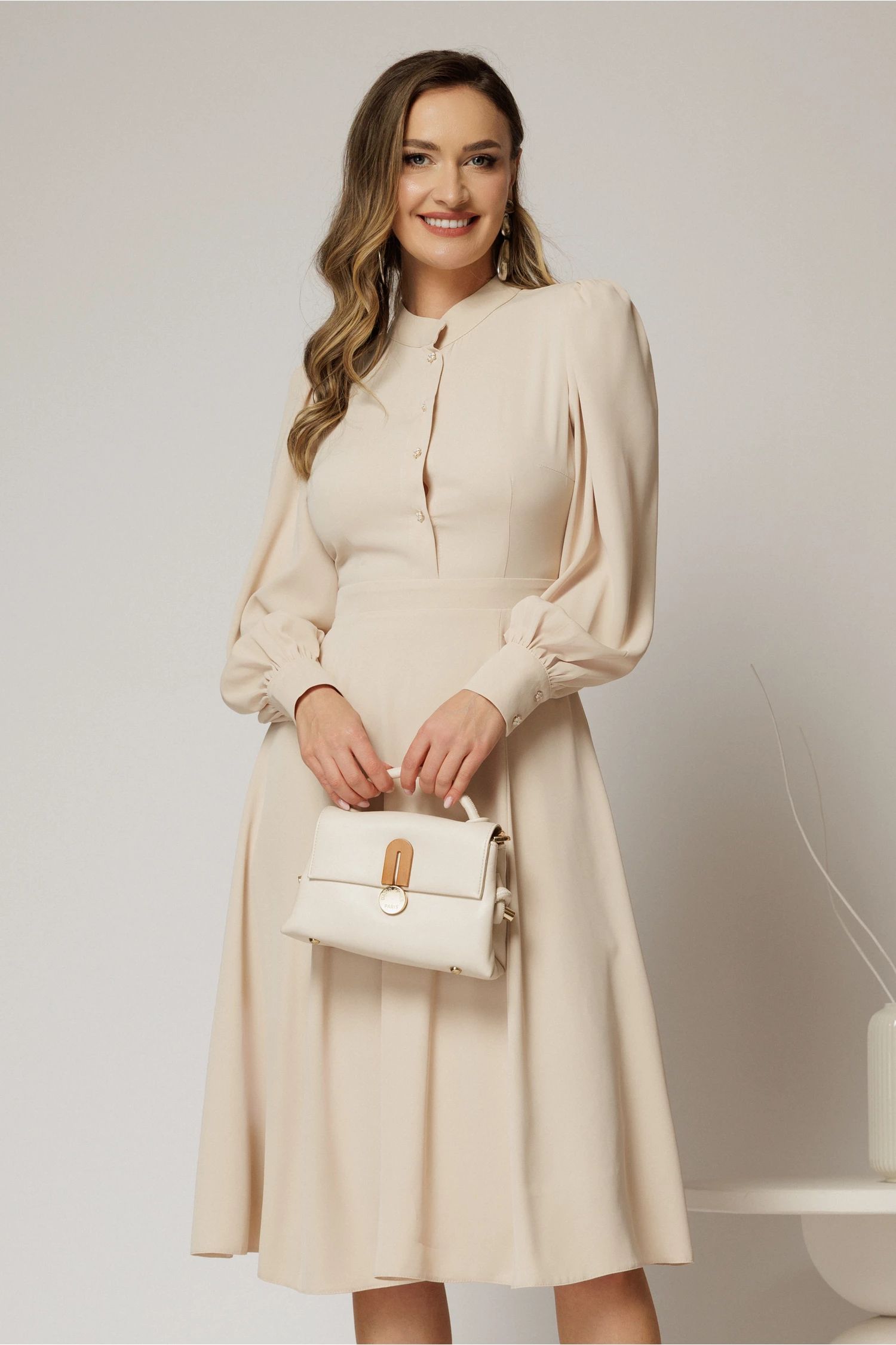 Rochie DY Fashion bej din triplu voal cu guler tunica si nasturi tip floare