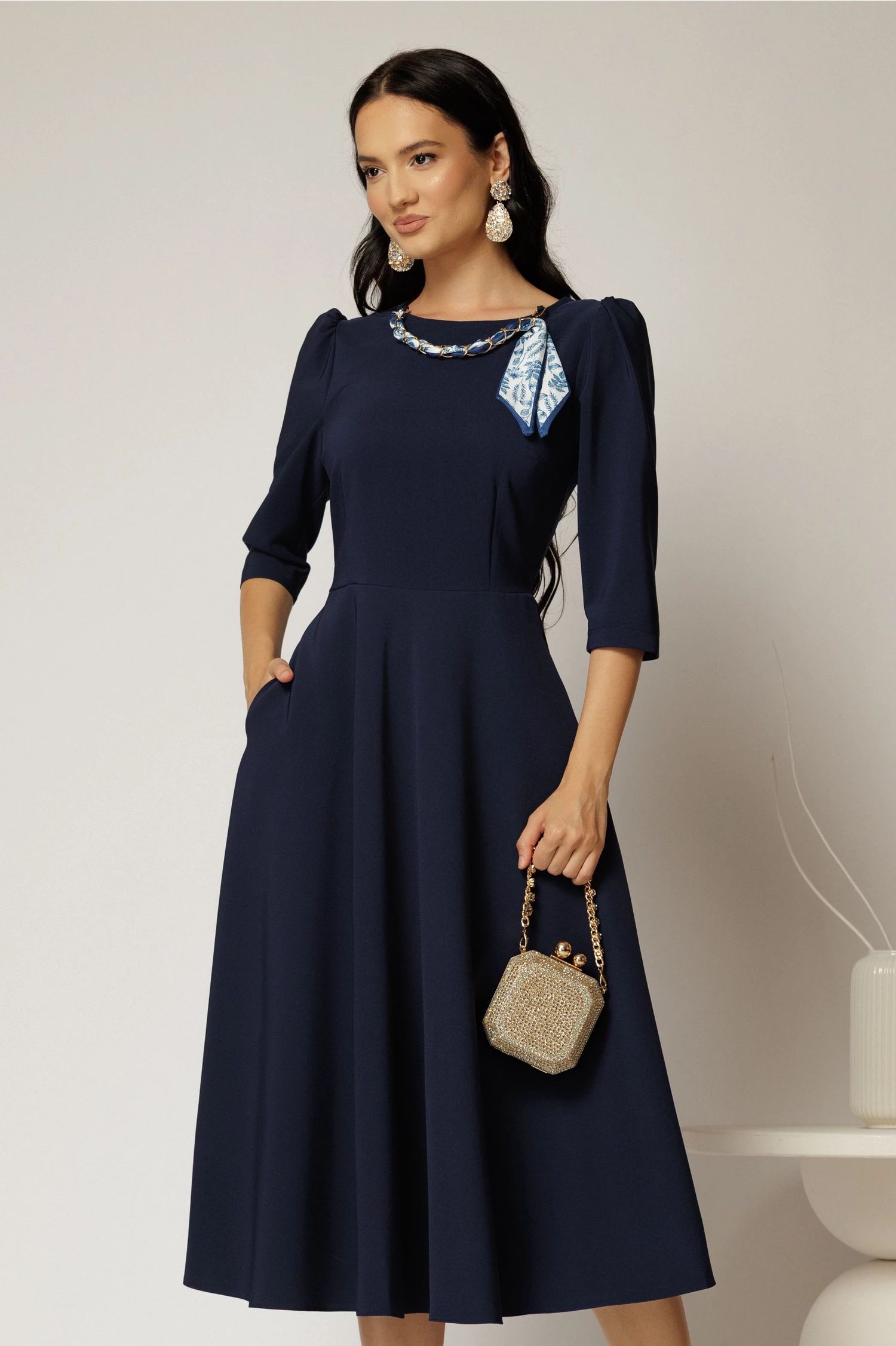 Rochie DY Fashion bleumarin clos cu lantisor si esarfa