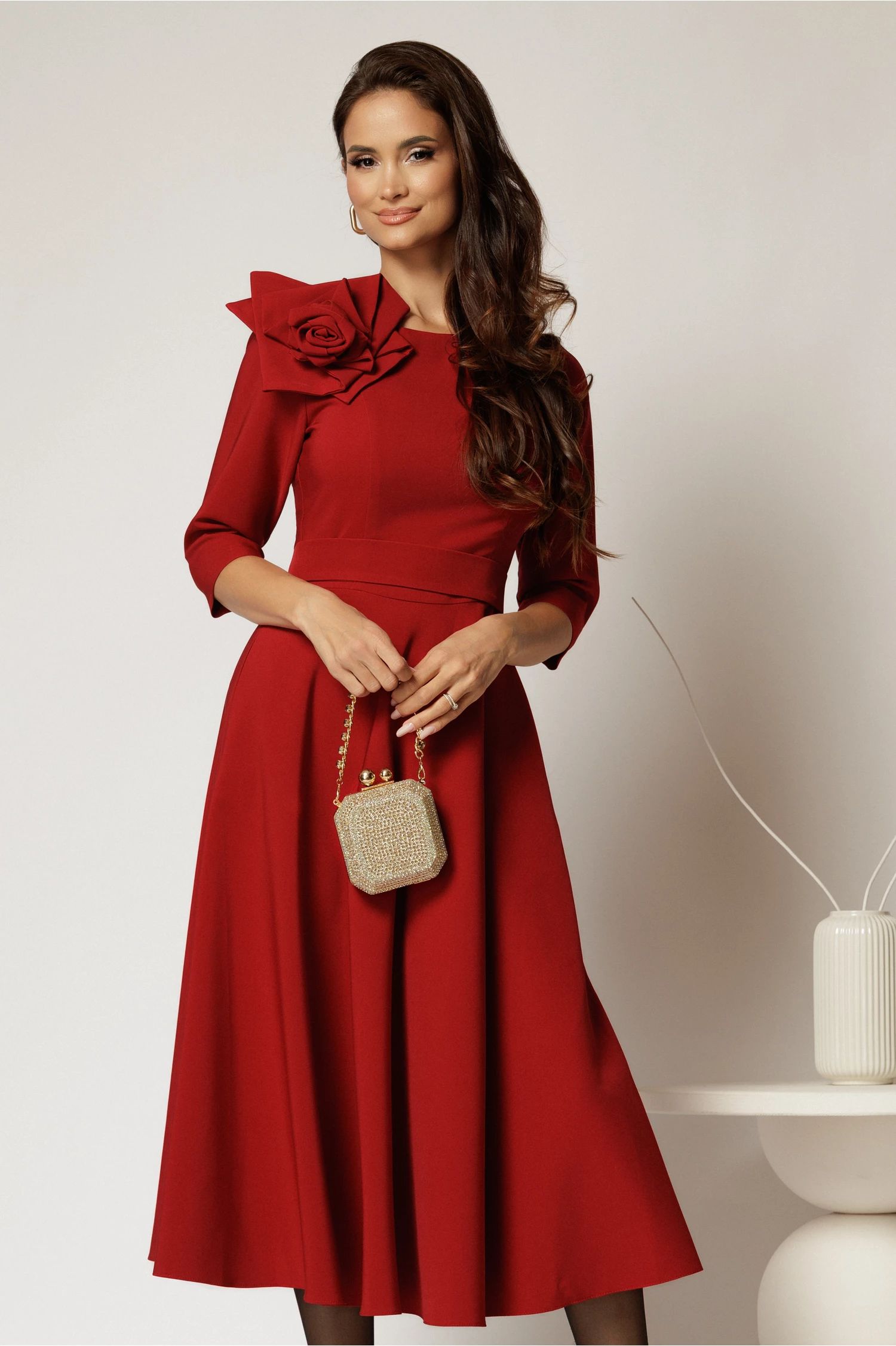 Rochie DY Fashion bordo clos cu trandafir la umar si cordon detasabil