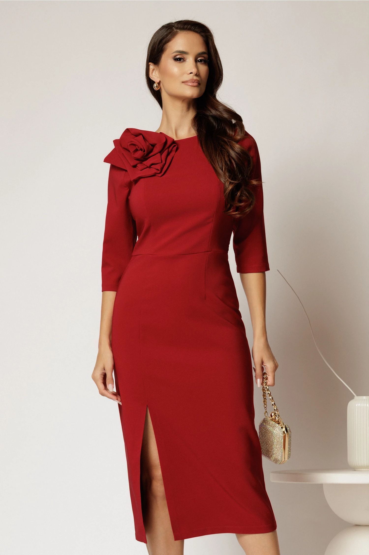 Rochie DY Fashion bordo midi conica cu crepeu si trandafir maxi la decolteu