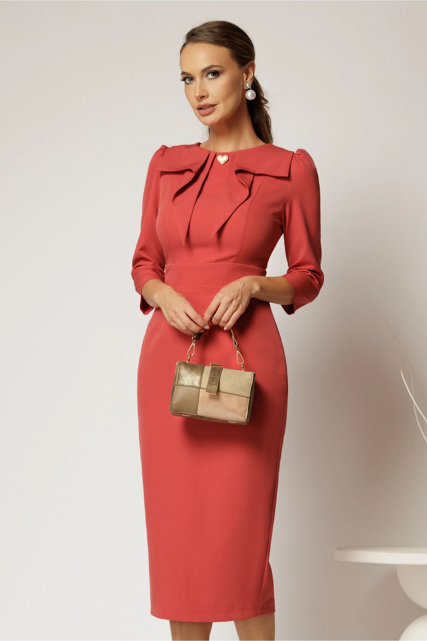 Rochie DY Fashion caramizie cu croi conic si guler amplu accesorizat