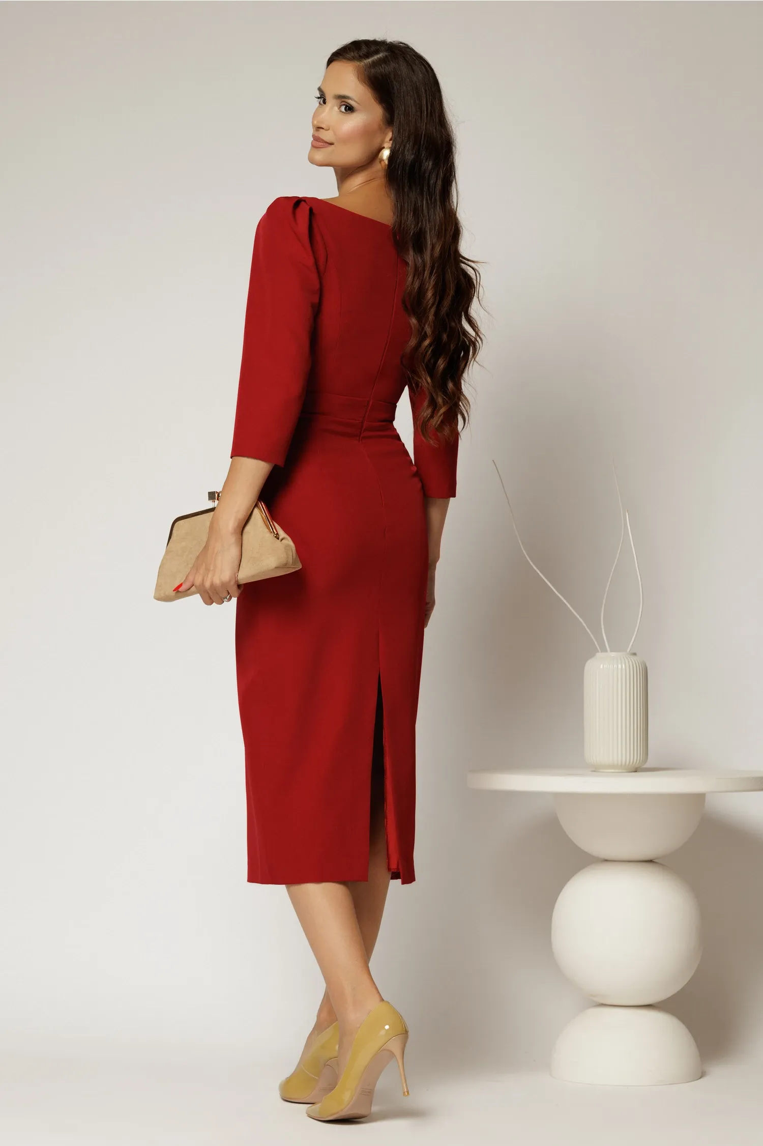Rochie DY Fashion conica rosu inchis cu decupaj la bust si accesoriu pe talie 2