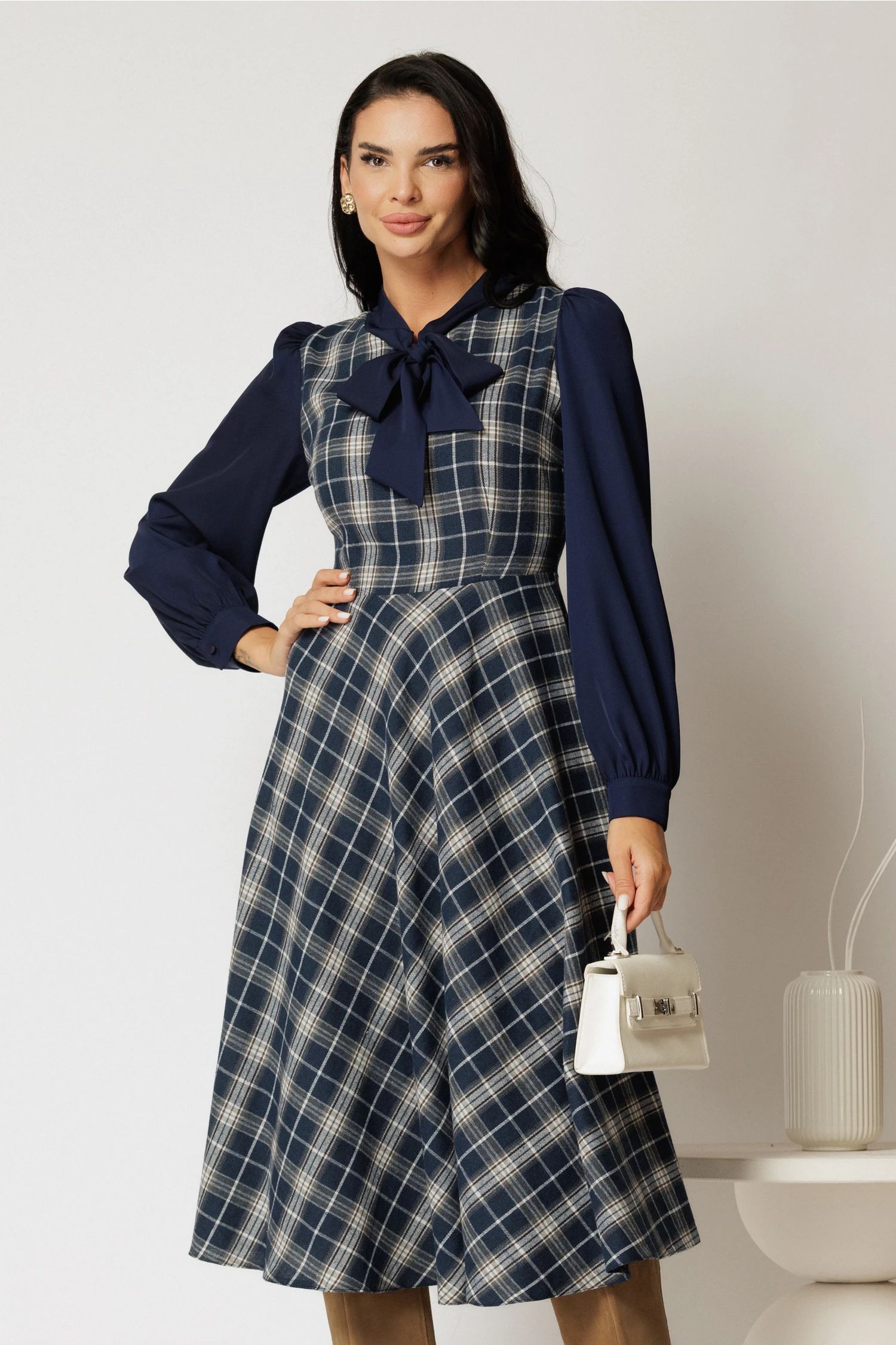 Rochie DY Fashion din stofa catifelata bleumarin cu carouri si maneci din voal