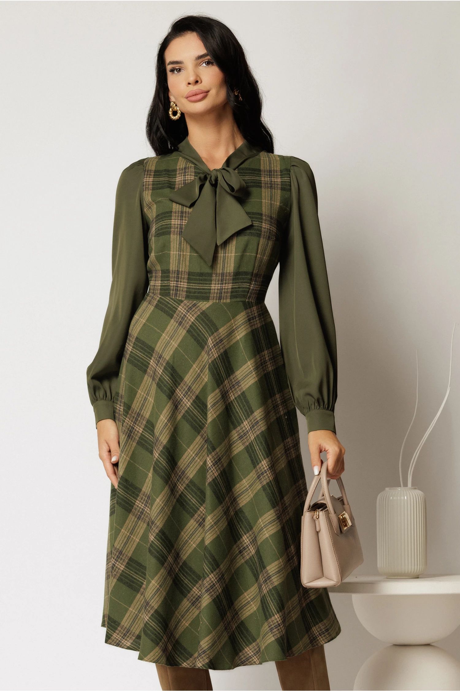 Rochie DY Fashion din stofa catifelata kaki cu carouri si maneci din voal
