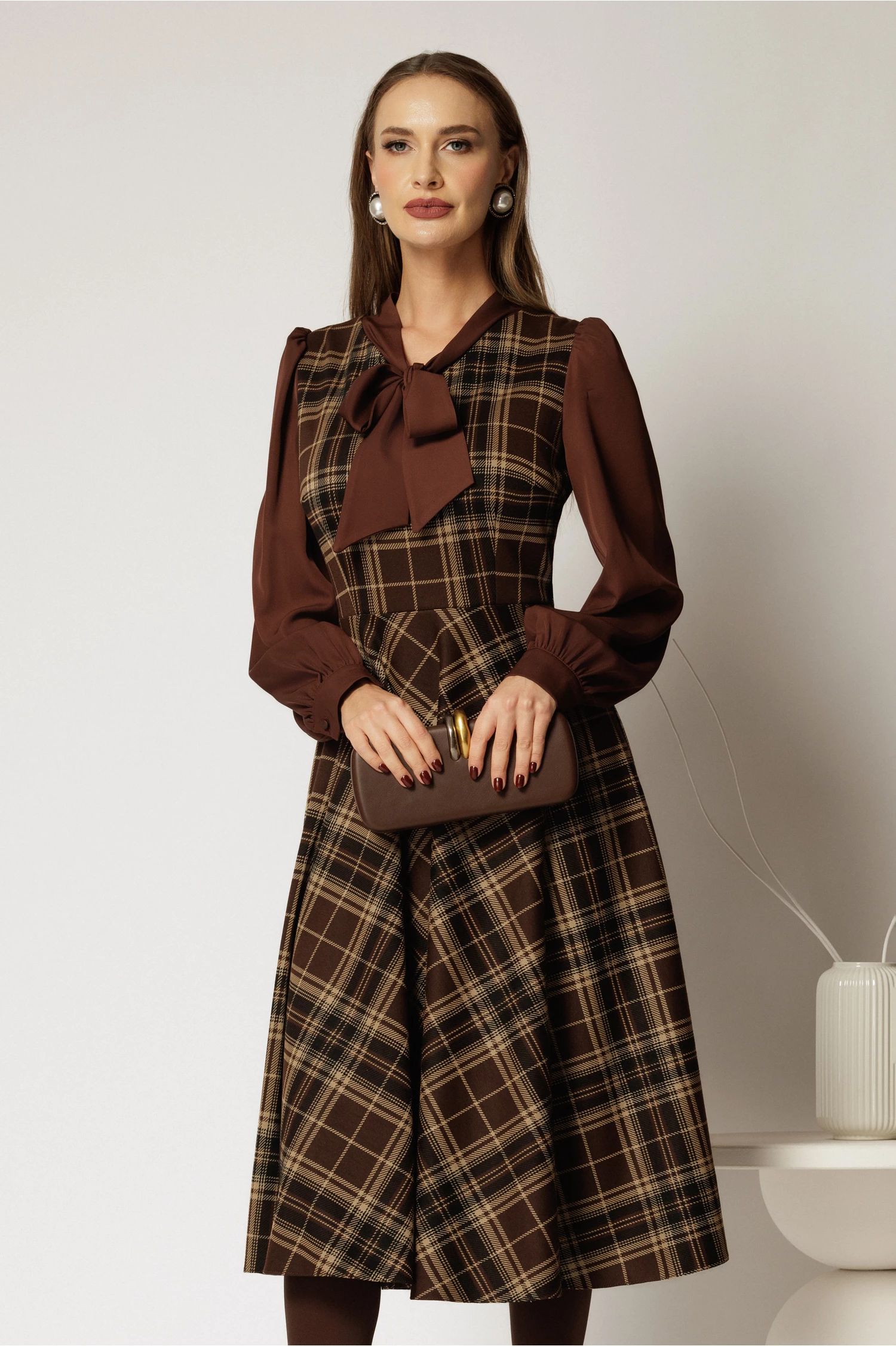 Rochie DY Fashion din stofa catifelata maro cu carouri si maneci din voal