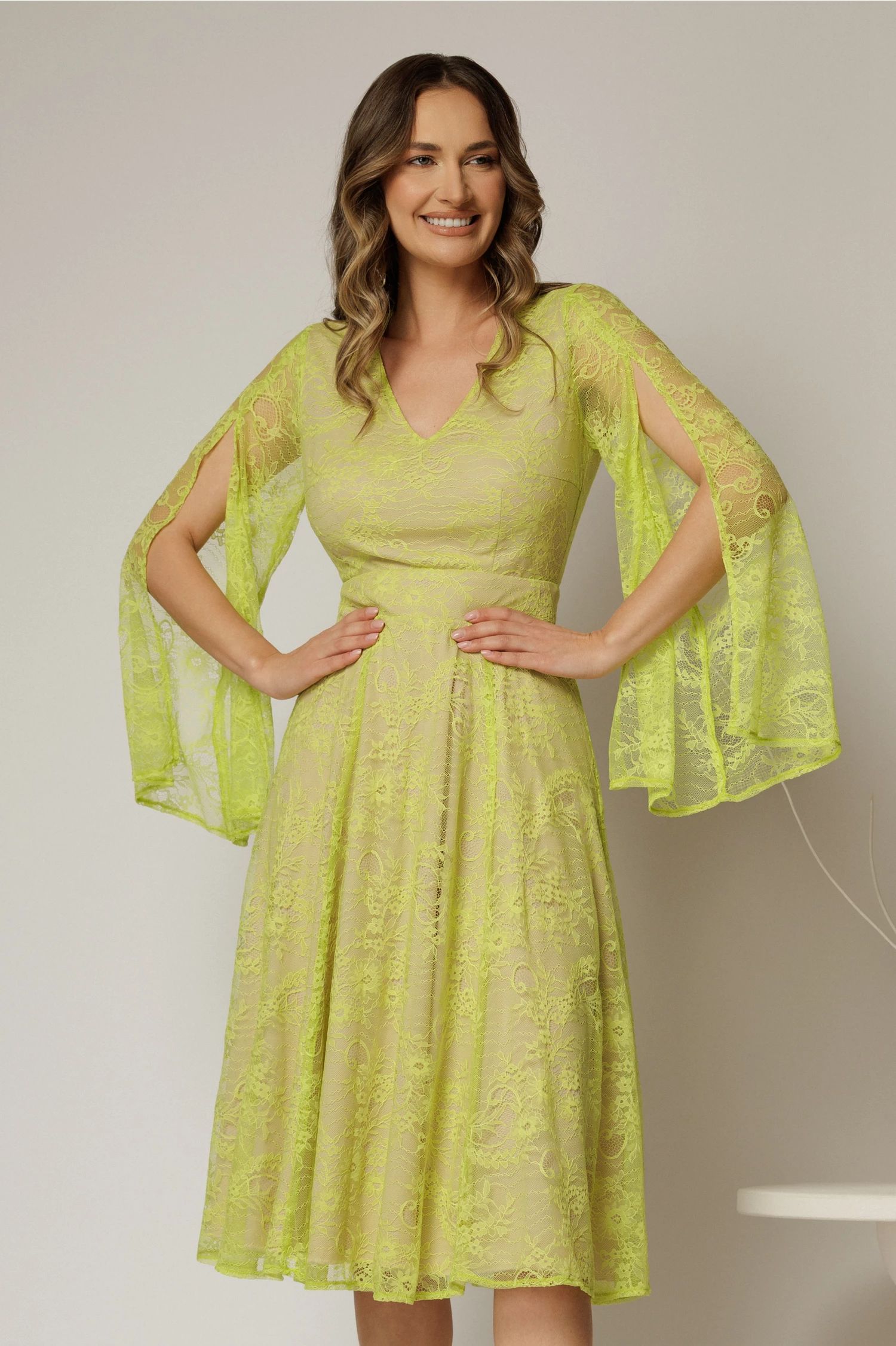 Rochie DY Fashion galben lime din dantela cu maneci lungi crapate si decolteu in V