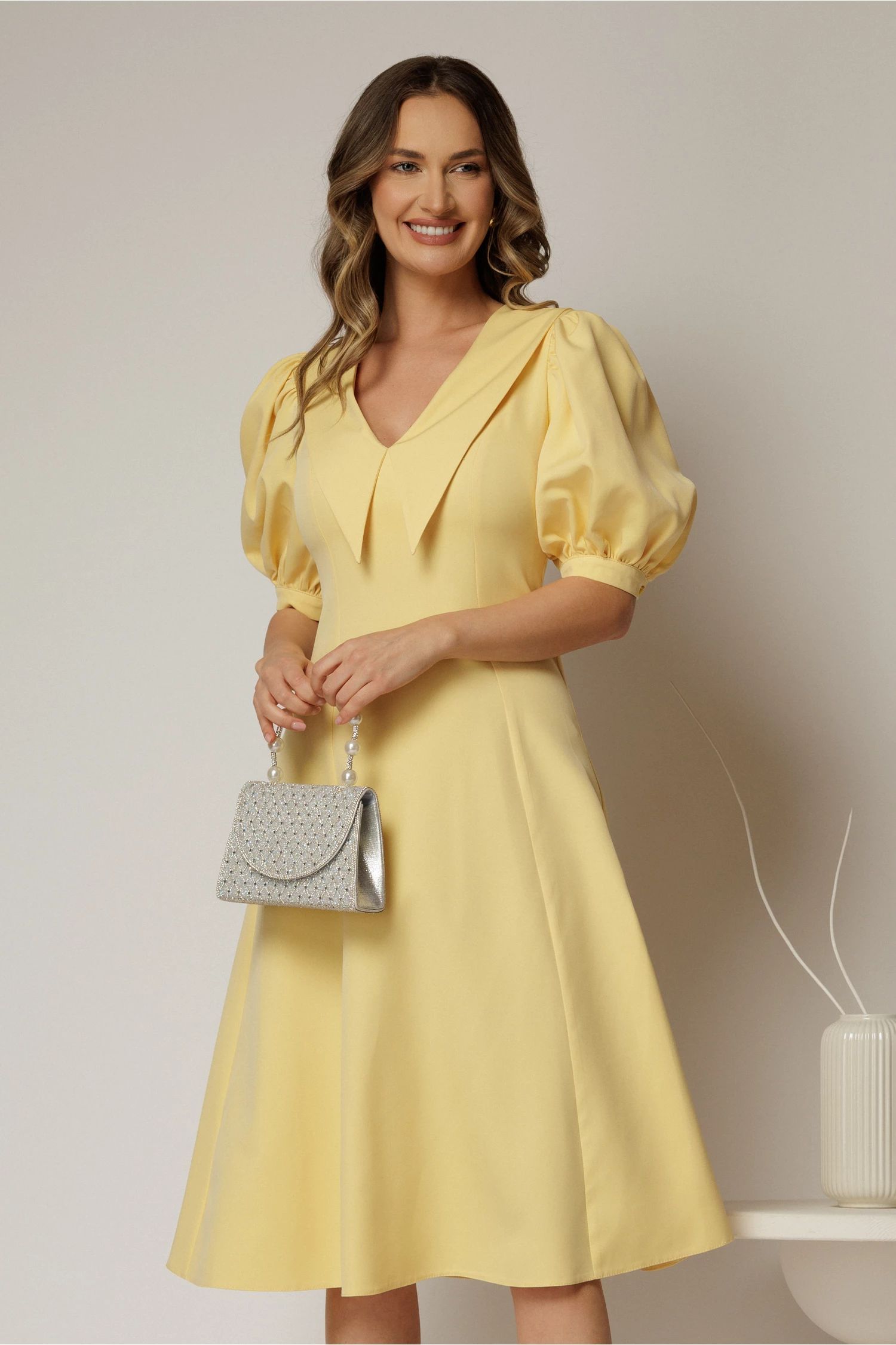 Rochie DY Fashion galbena in clini cu guler ascutit si maneci scurte bufante