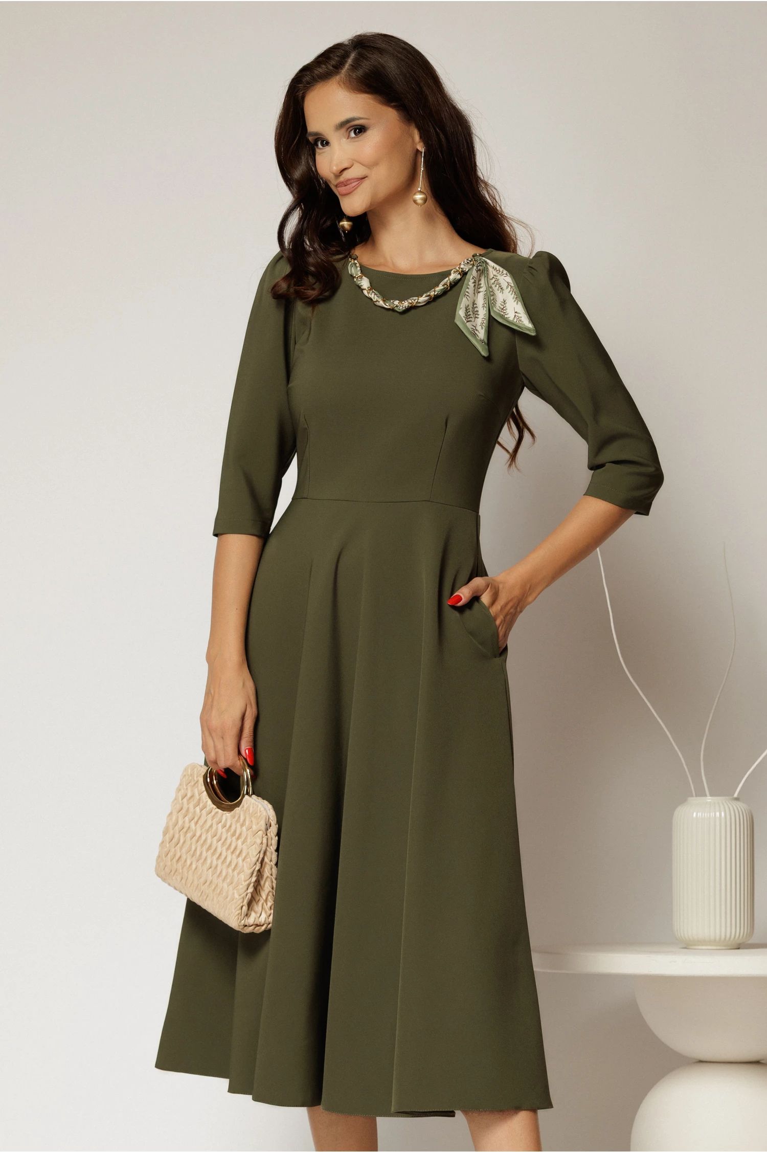 Rochie DY Fashion kaki clos cu lantisor si esarfa