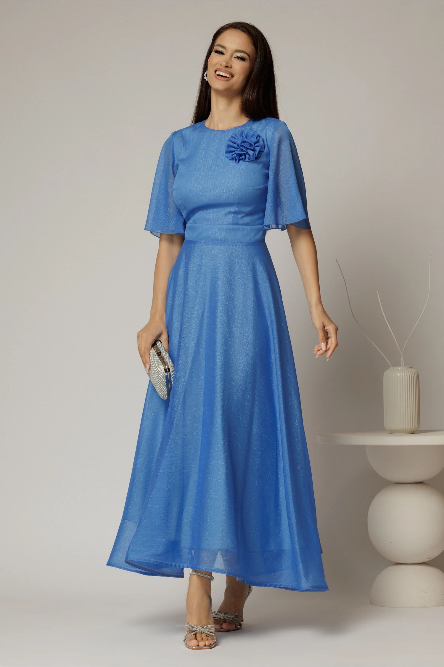 Rochie DY Fashion lunga albastra din voal cu fir lurex in clos cu accesoriu la bust