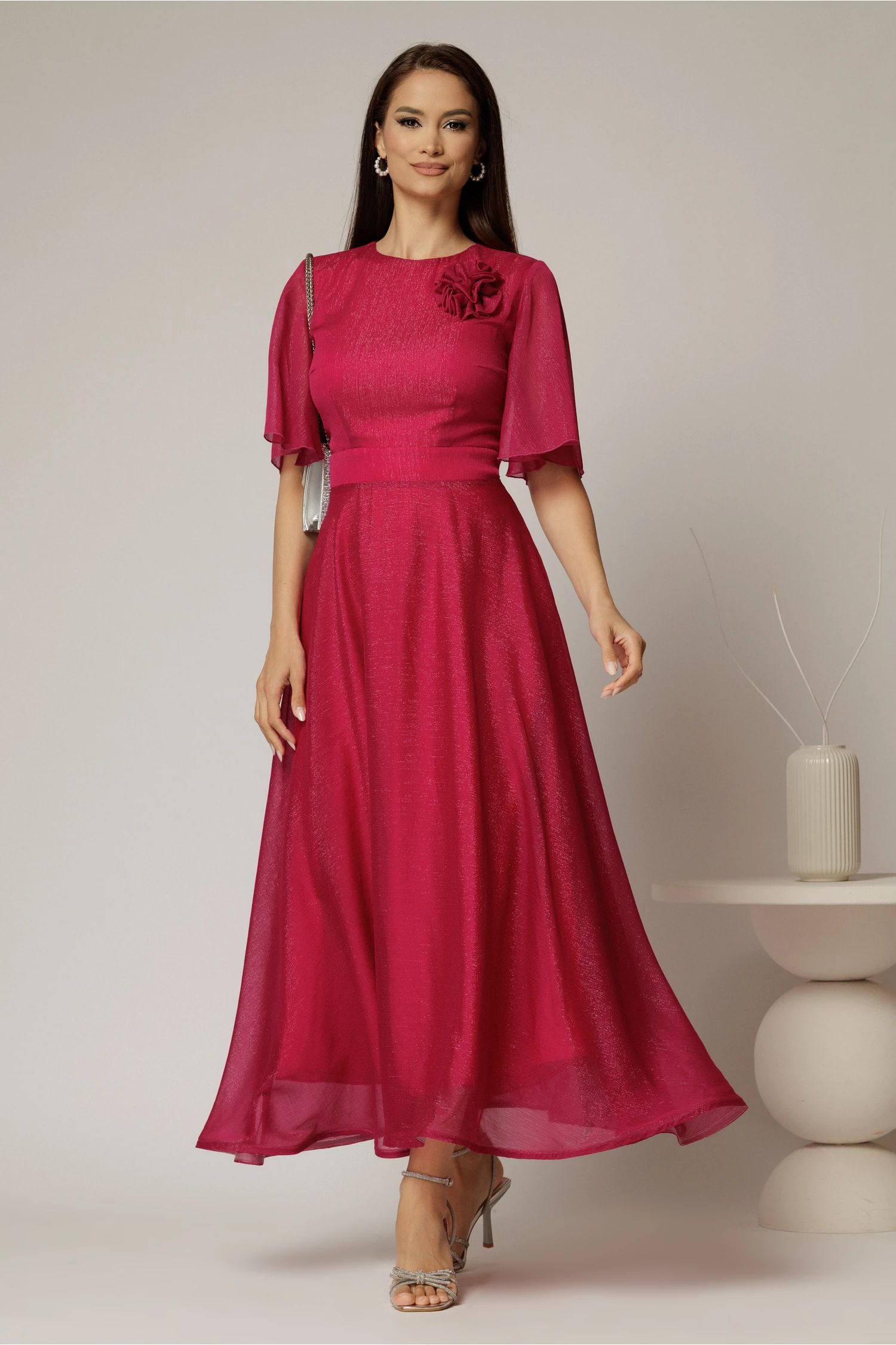 Rochie DY Fashion lunga magenta din voal cu fir lurex in clos cu accesoriu la bust