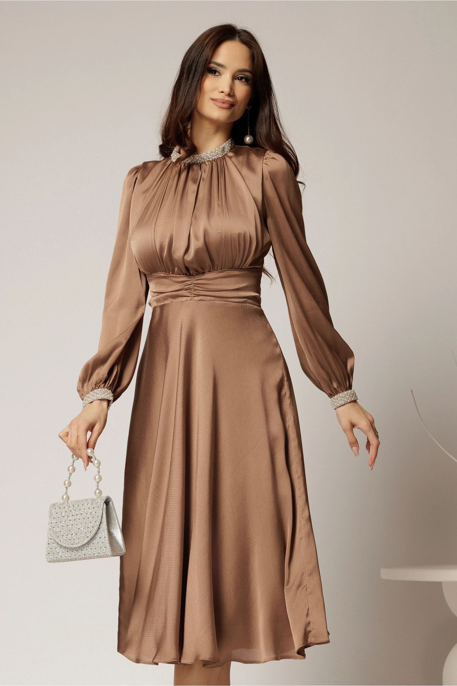 Rochie DY Fashion maro din voal cu perle la guler si maneci