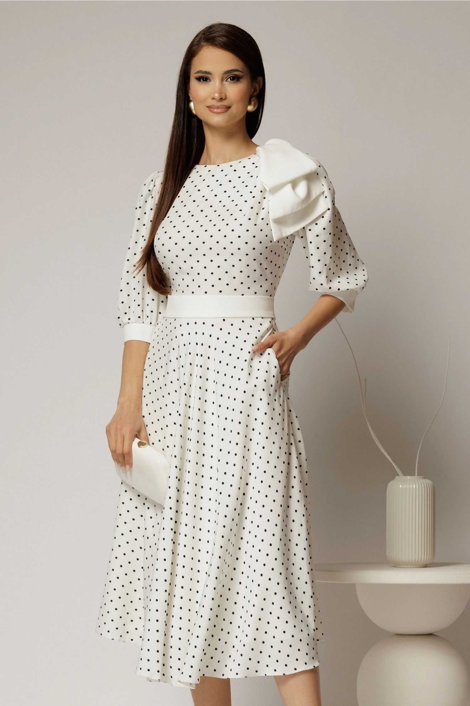 Rochie DY Fashion midi alba cu buline si funda ampla pe umar