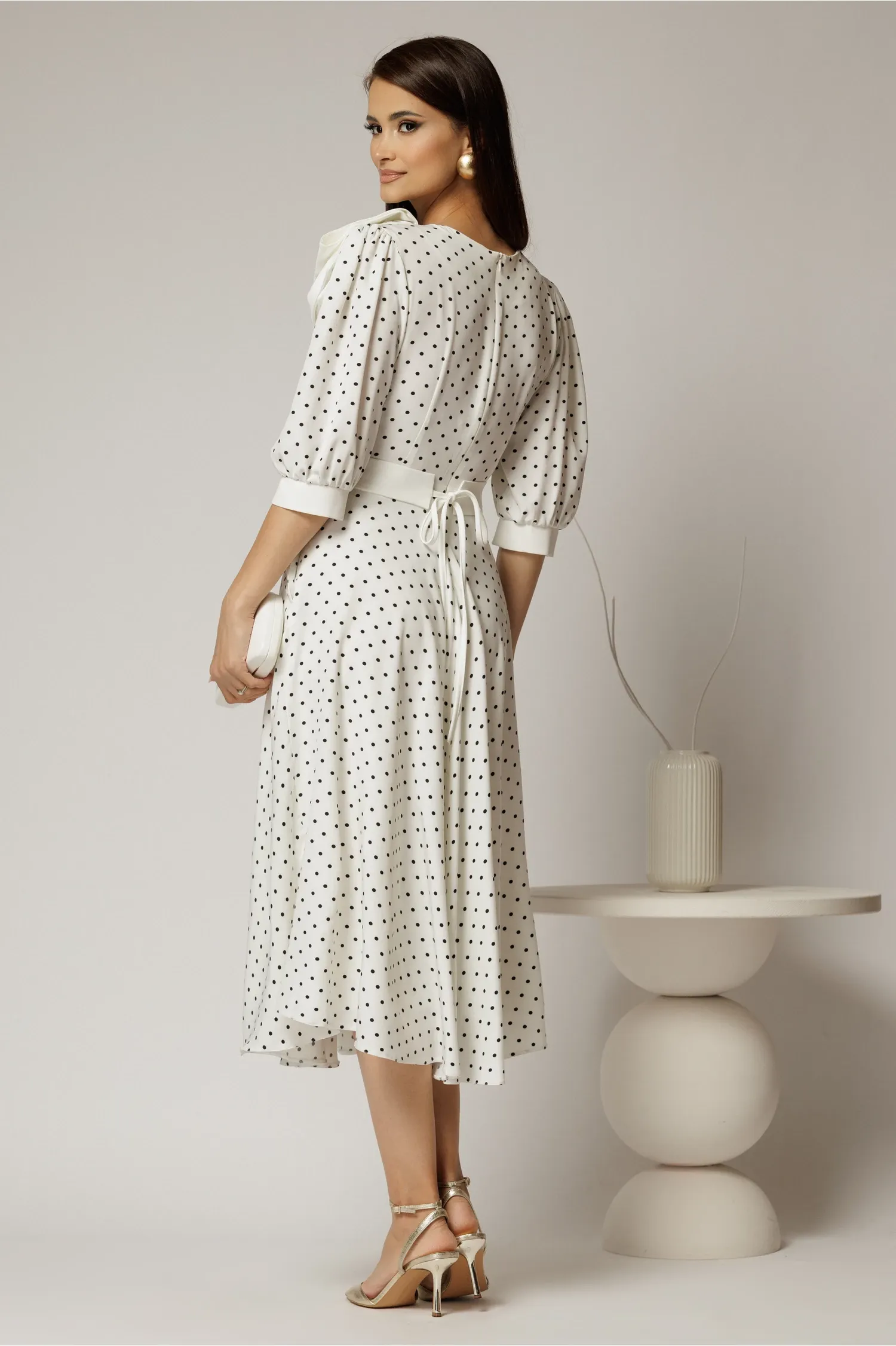 Rochie DY Fashion midi alba cu buline si funda ampla pe umar 2