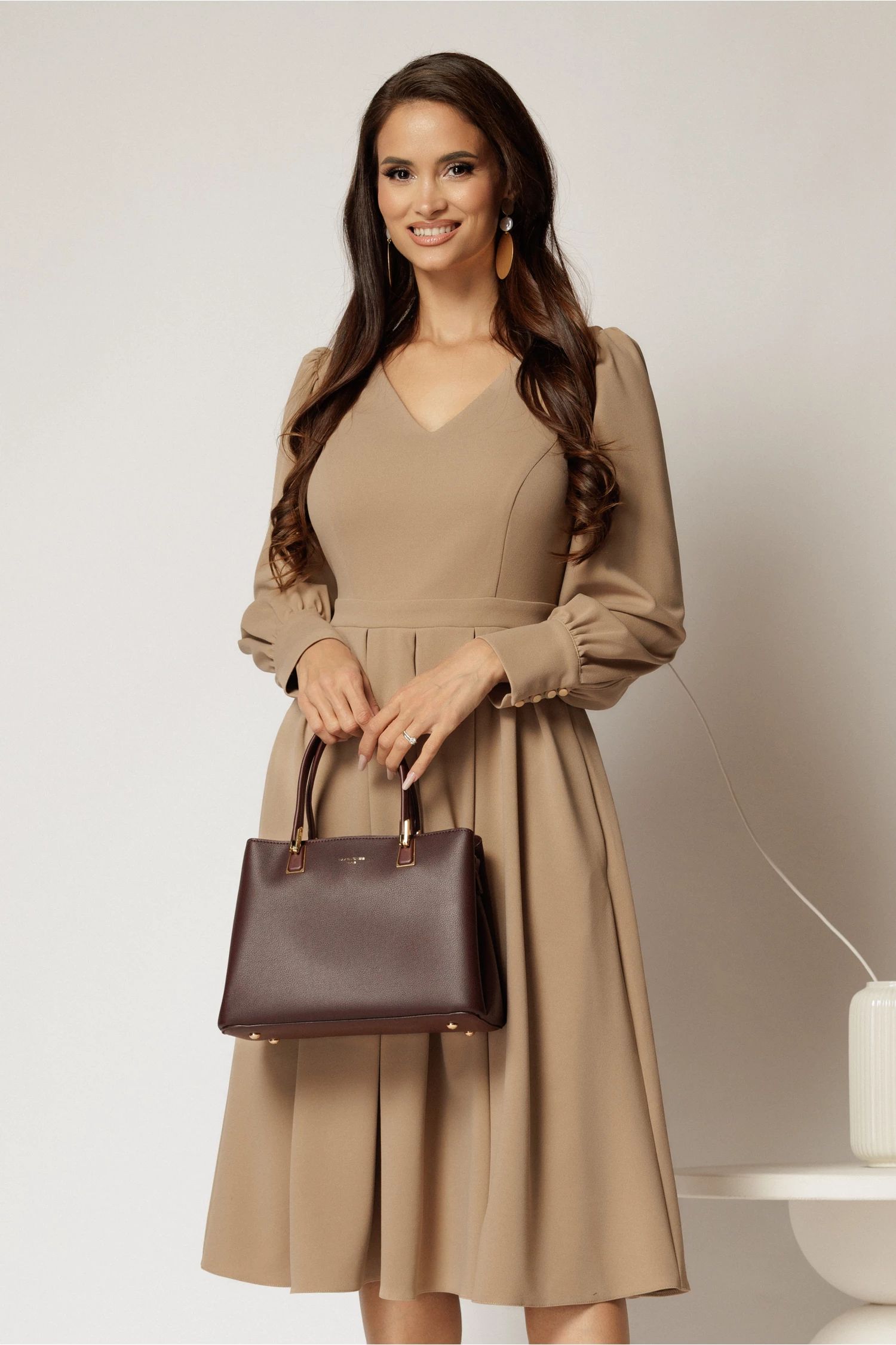 Rochie DY Fashion midi bej cu decolteu in V si pliuri pe fusta