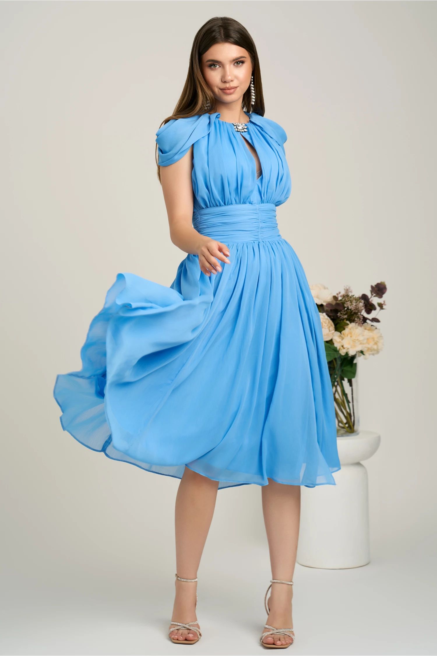 Rochie DY Fashion midi bleu din voal in clos cu accesoriu si decupaj la decolteu