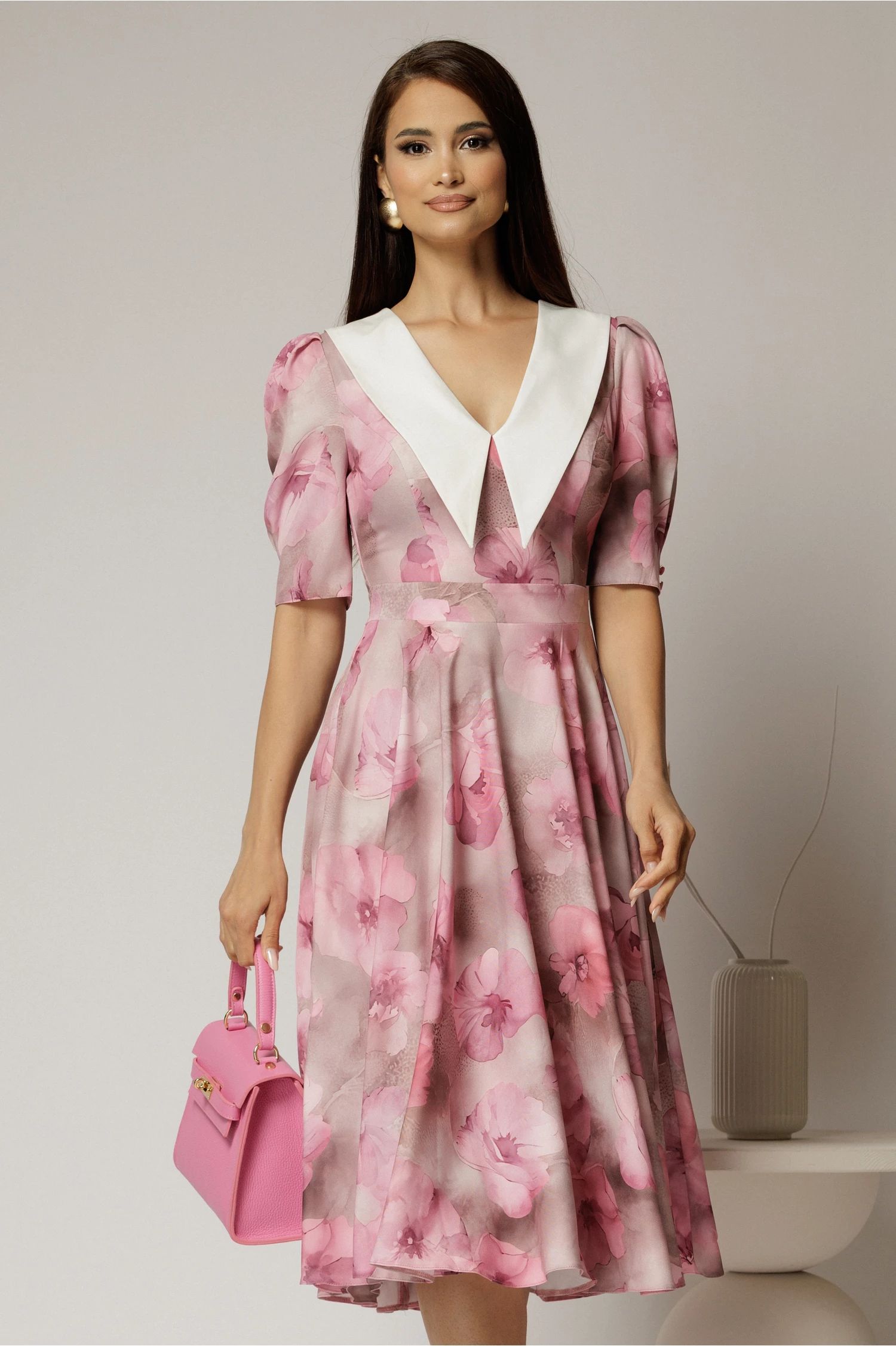 Rochie DY Fashion midi din triplu voal cu print roz si guler ascutit si nasturi la maneci