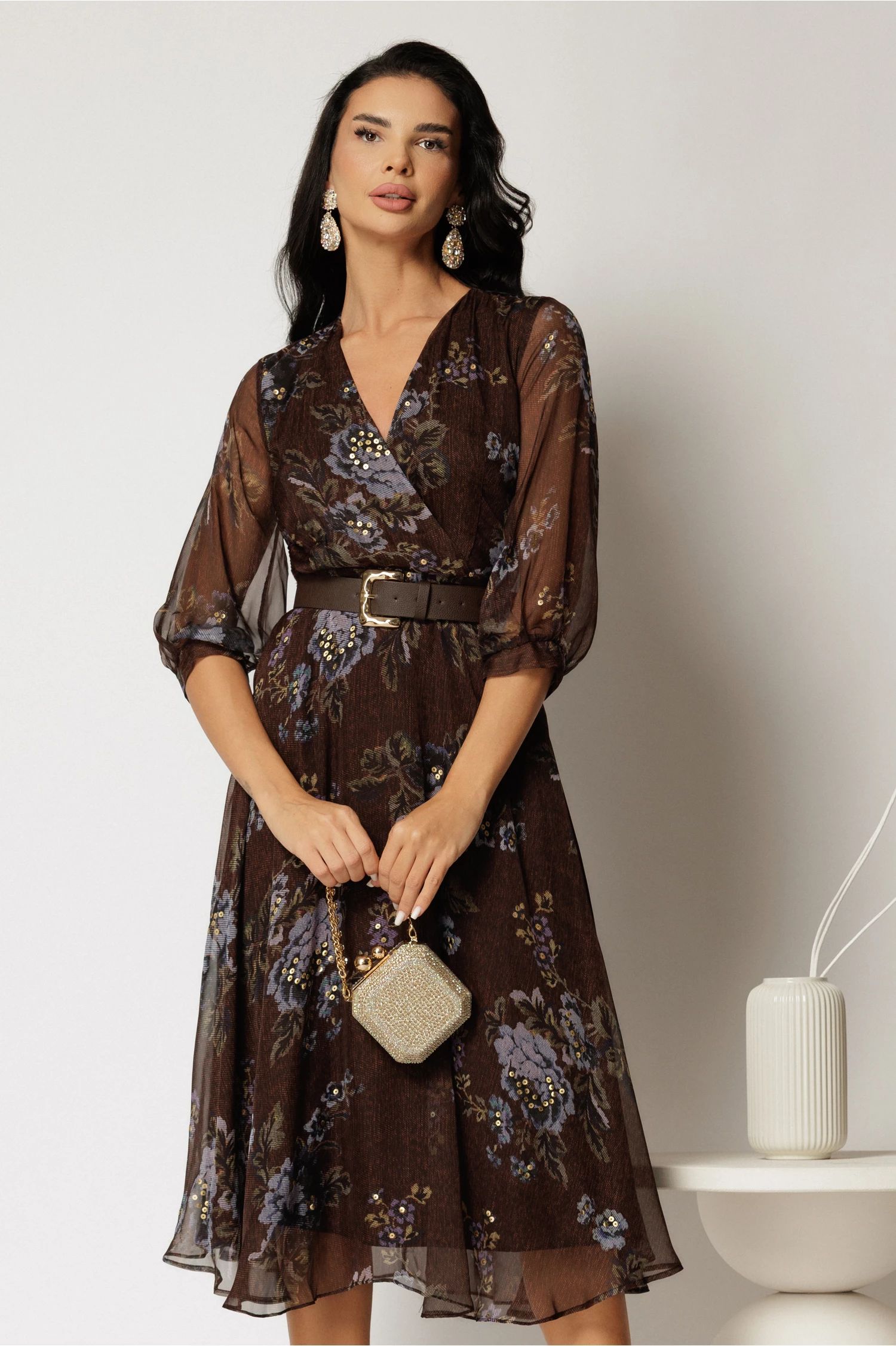 Rochie DY Fashion midi din voal maro cu imprimeu lila si decolteu petrecut