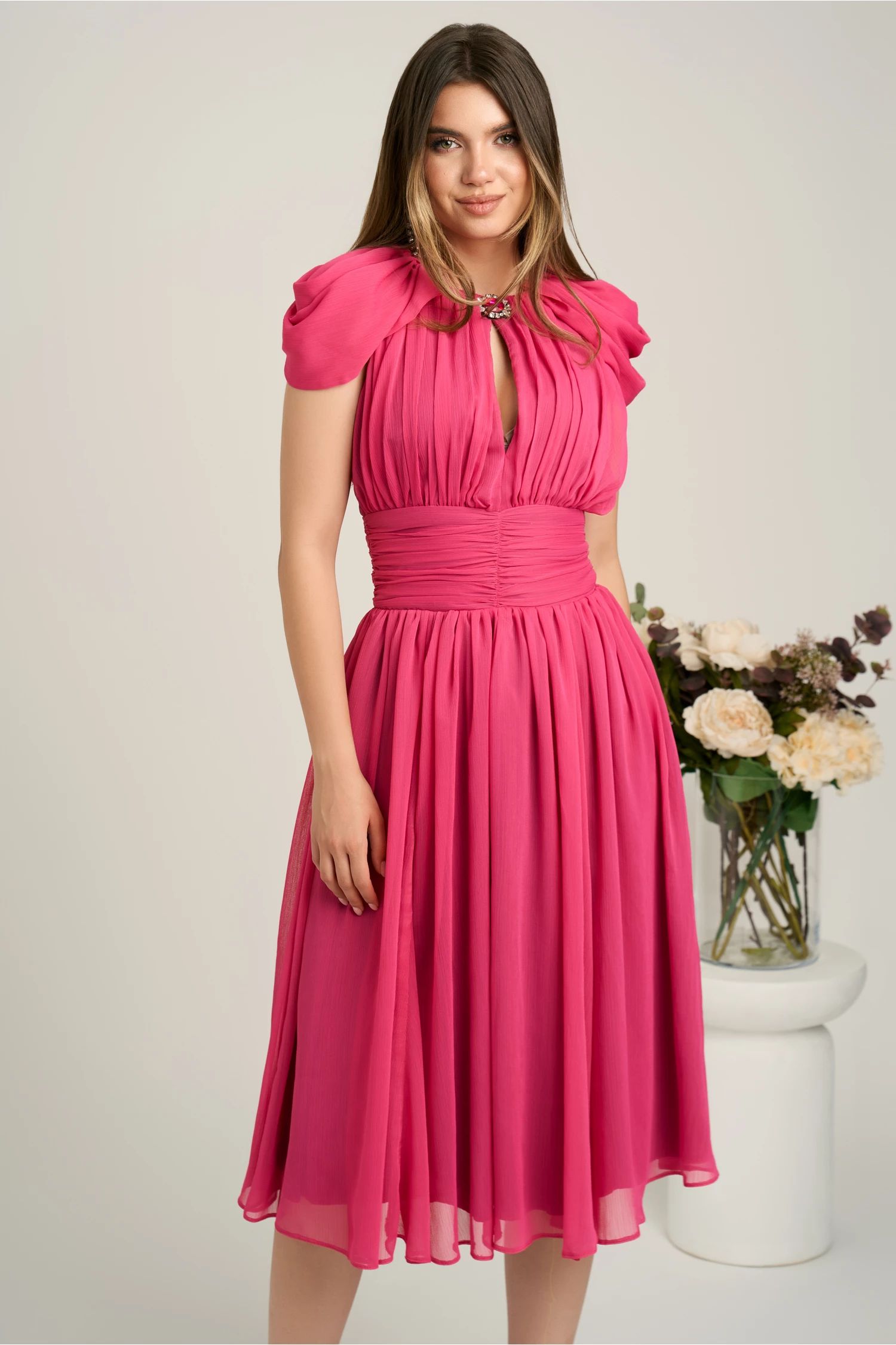 Rochie DY Fashion midi fucsia din voal in clos cu accesoriu si decupaj la decolteu