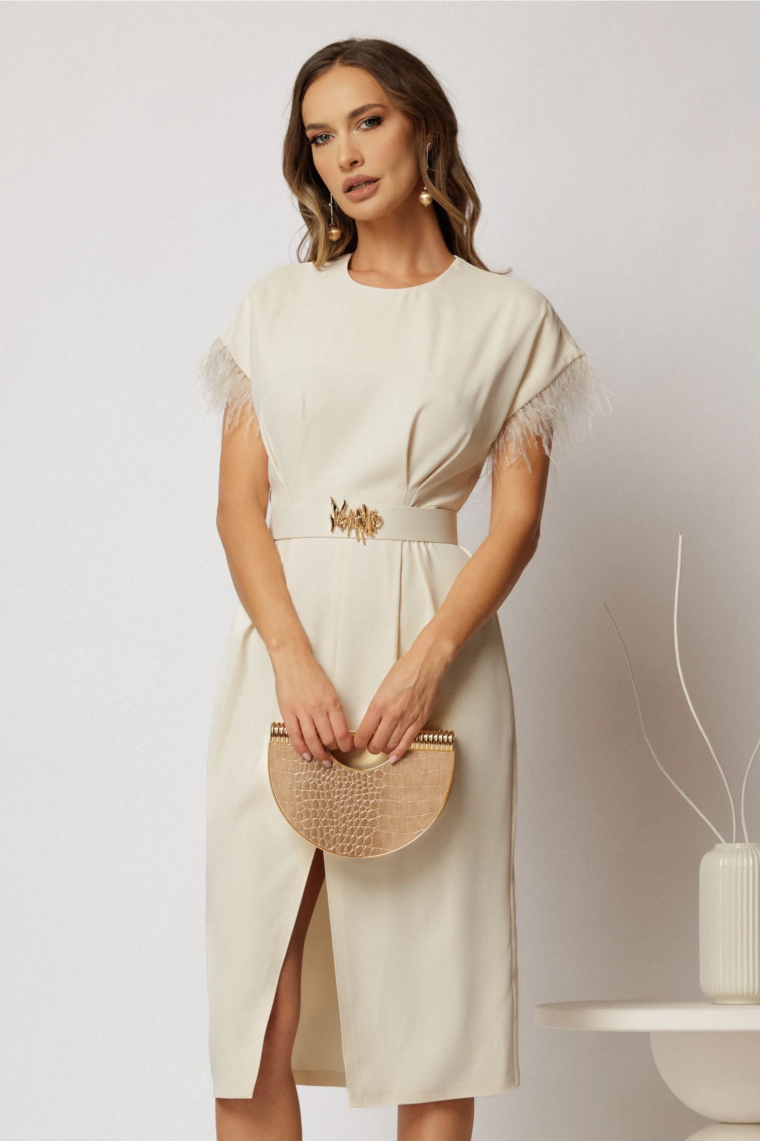 Rochie DY Fashion midi ivoar din triplu voal cu pene la maneci