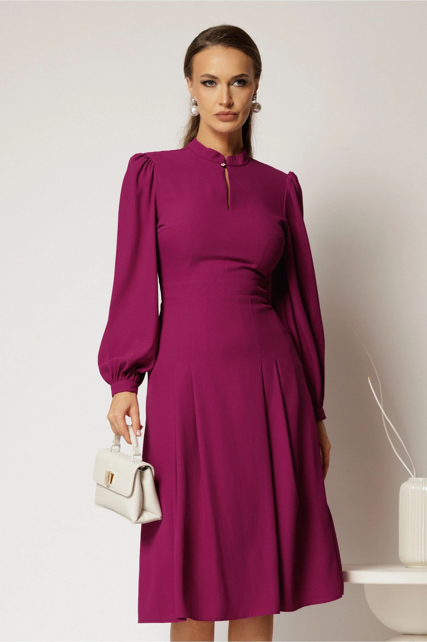 Rochie DY Fashion midi magenta cu decupaj la decolteu si pliuri pe fusta