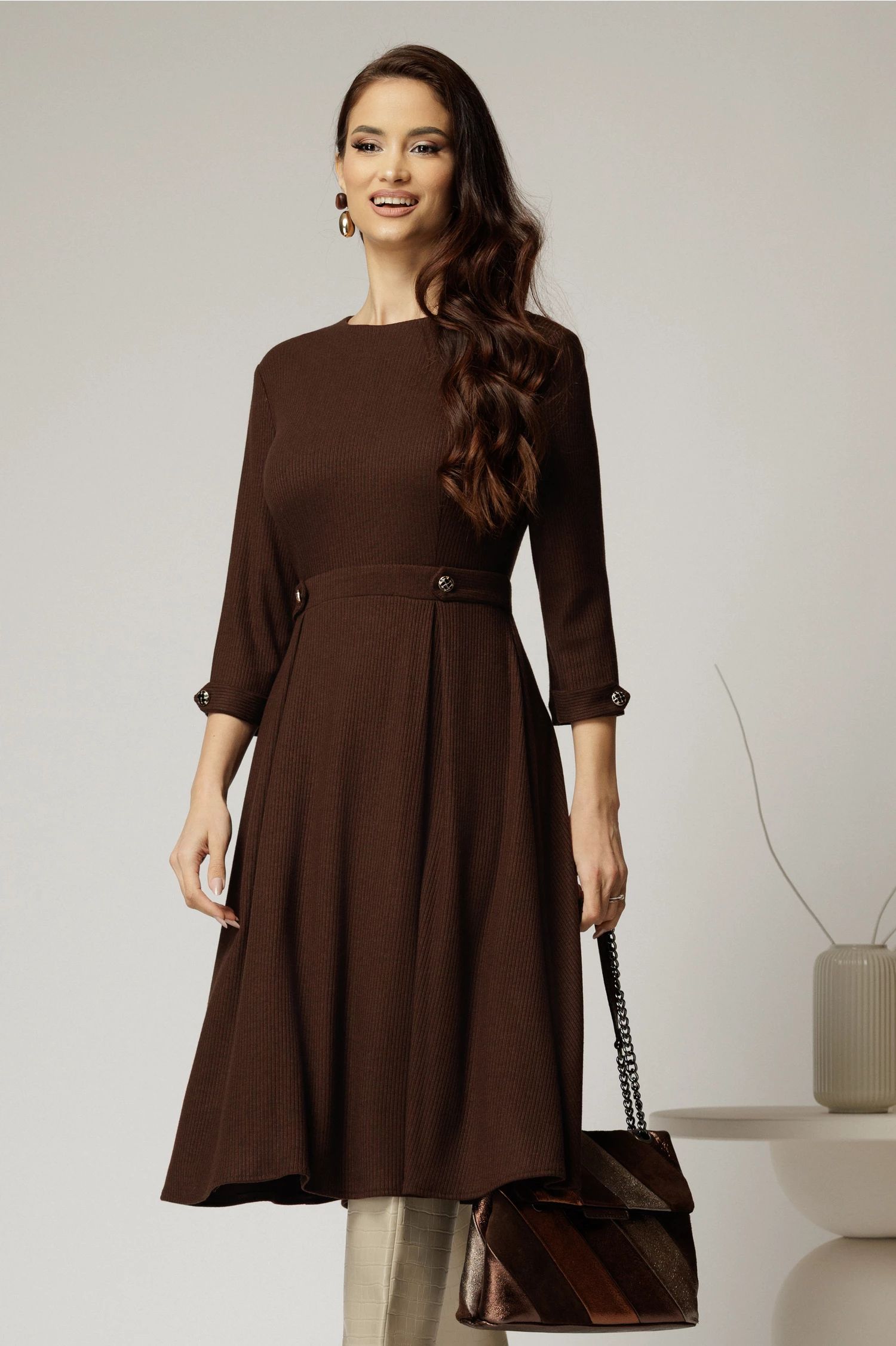 Rochie DY Fashion midi maro din tricot cu nasturi decorativi pe talie