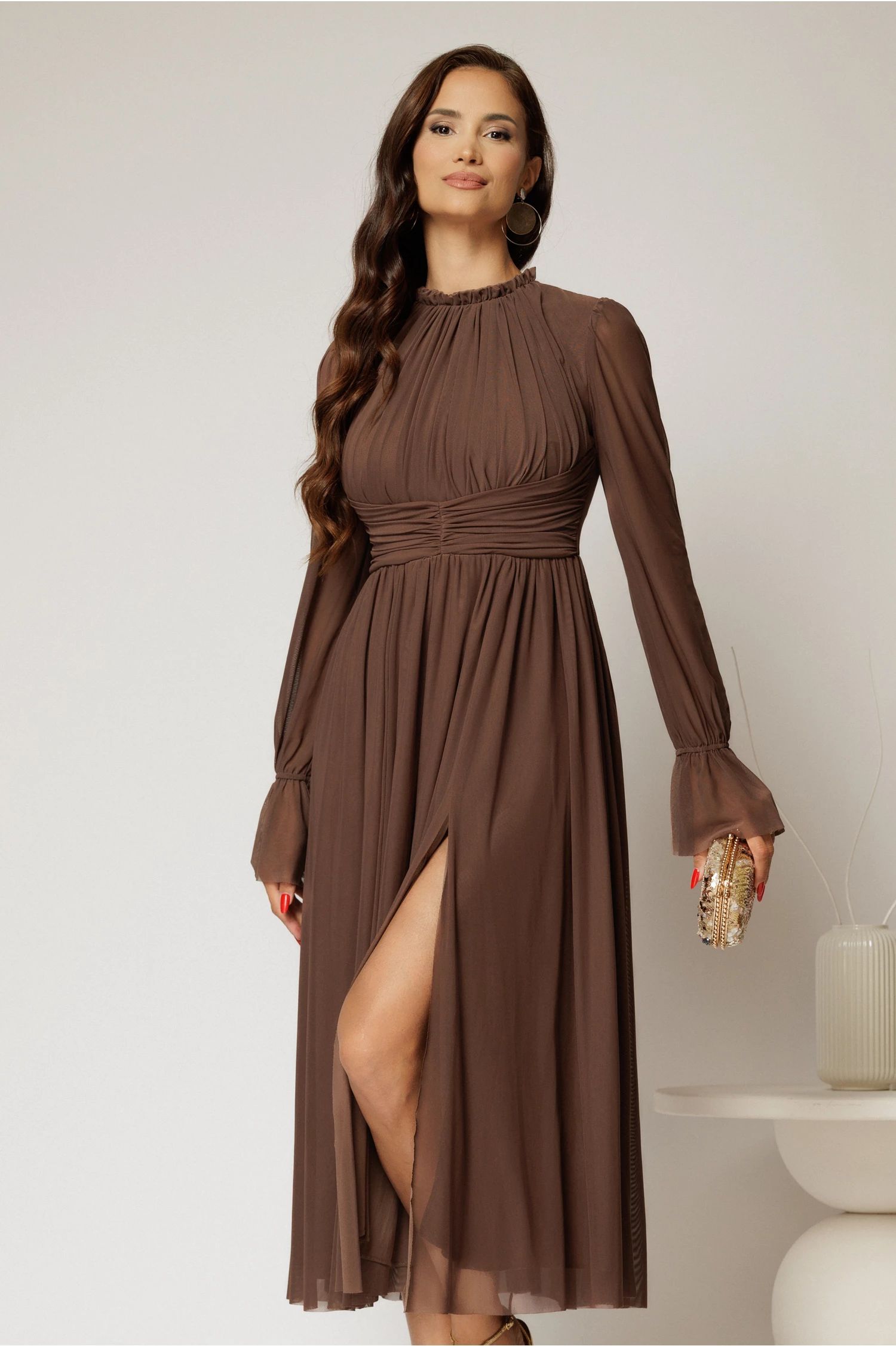 Rochie DY Fashion midi maro din tulle fin in clos cu crapatura pe picior
