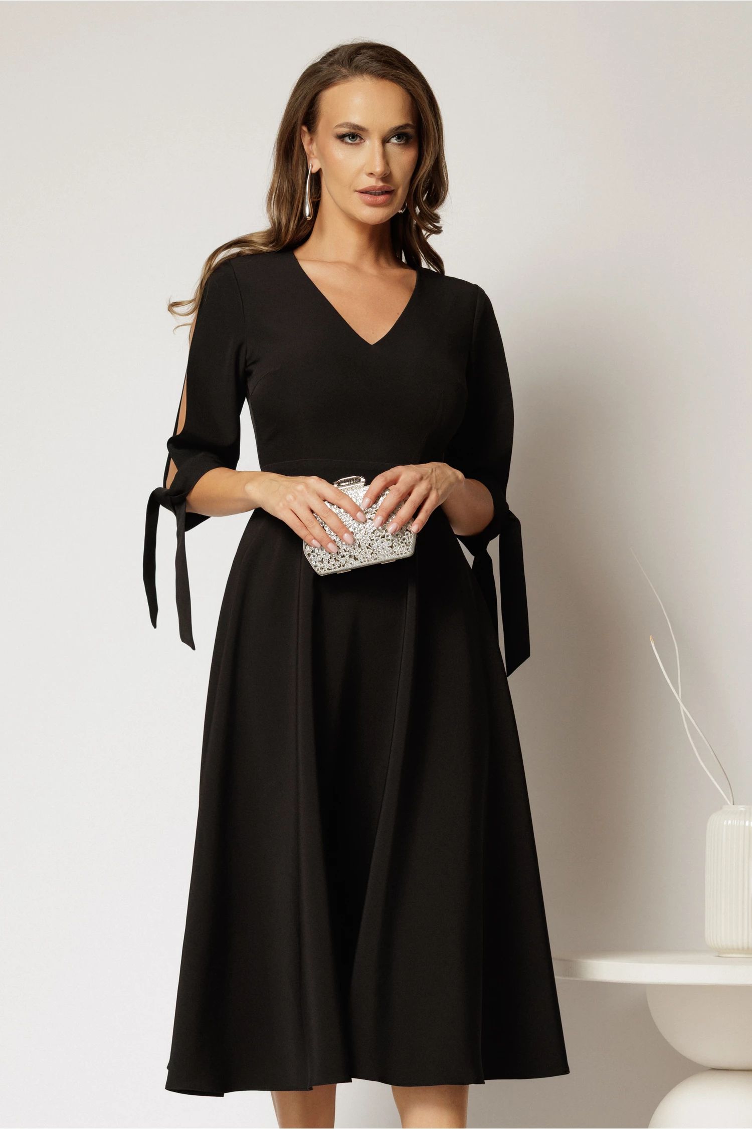 Rochie DY Fashion midi neagra cu decolteu in V si funde la maneci