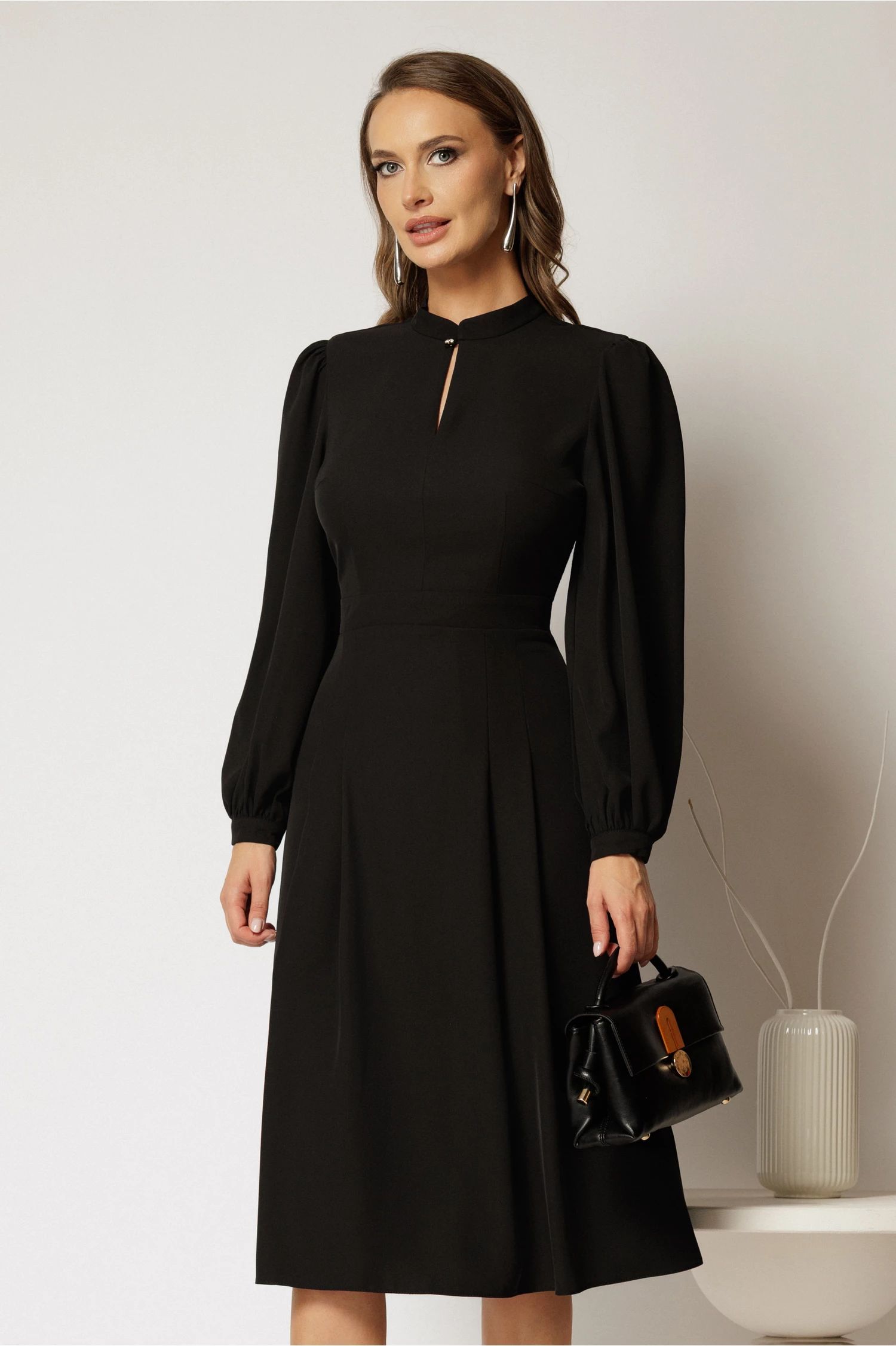 Rochie DY Fashion midi neagra cu decupaj la decolteu si pliuri pe fusta