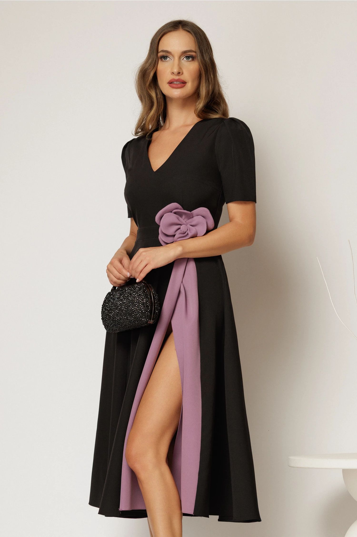 Rochie DY Fashion midi neagra de ocazie cu floare mov in talie