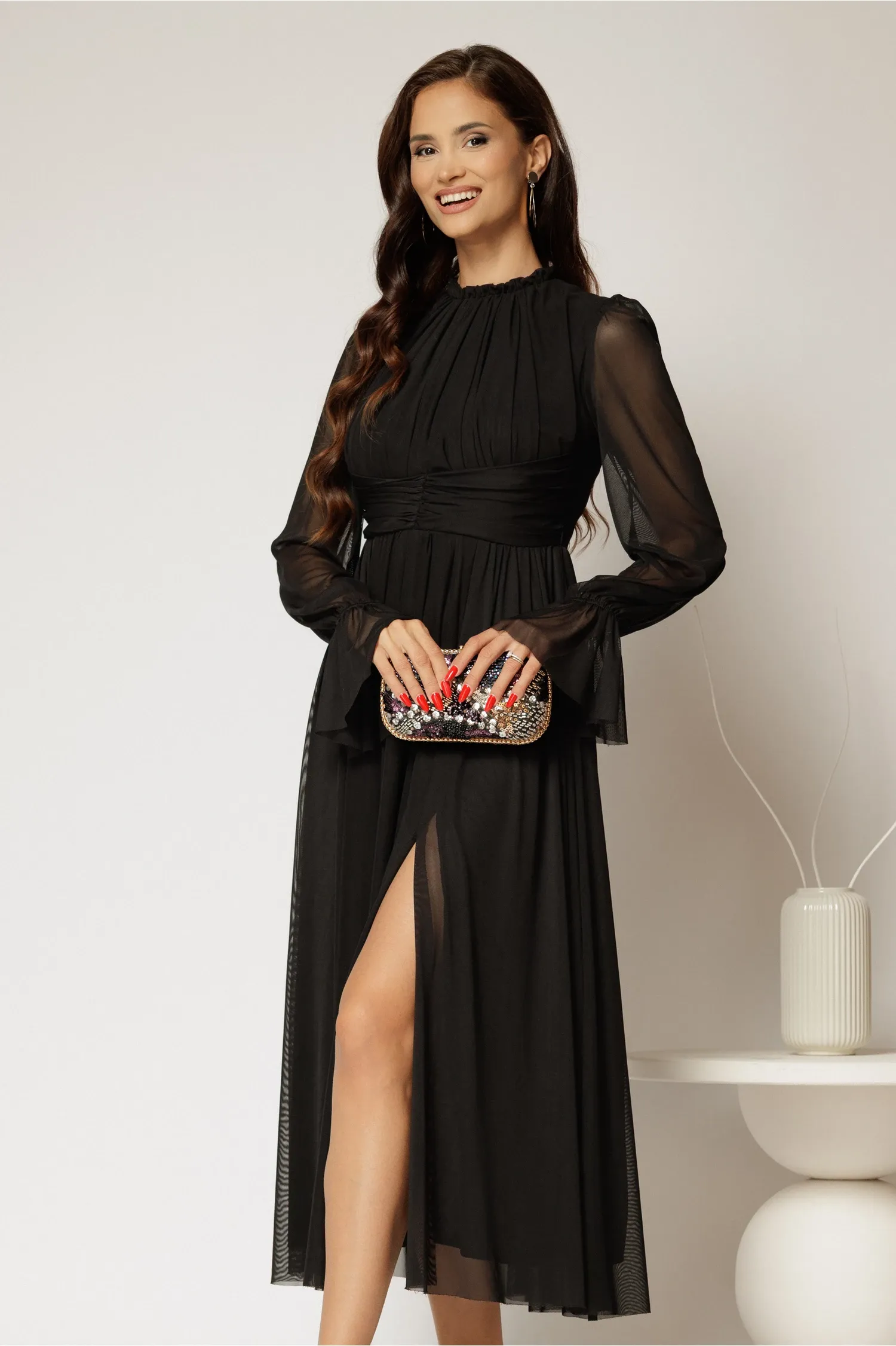 Rochie DY Fashion midi neagra din tulle fin in clos cu crapatura pe picior 1