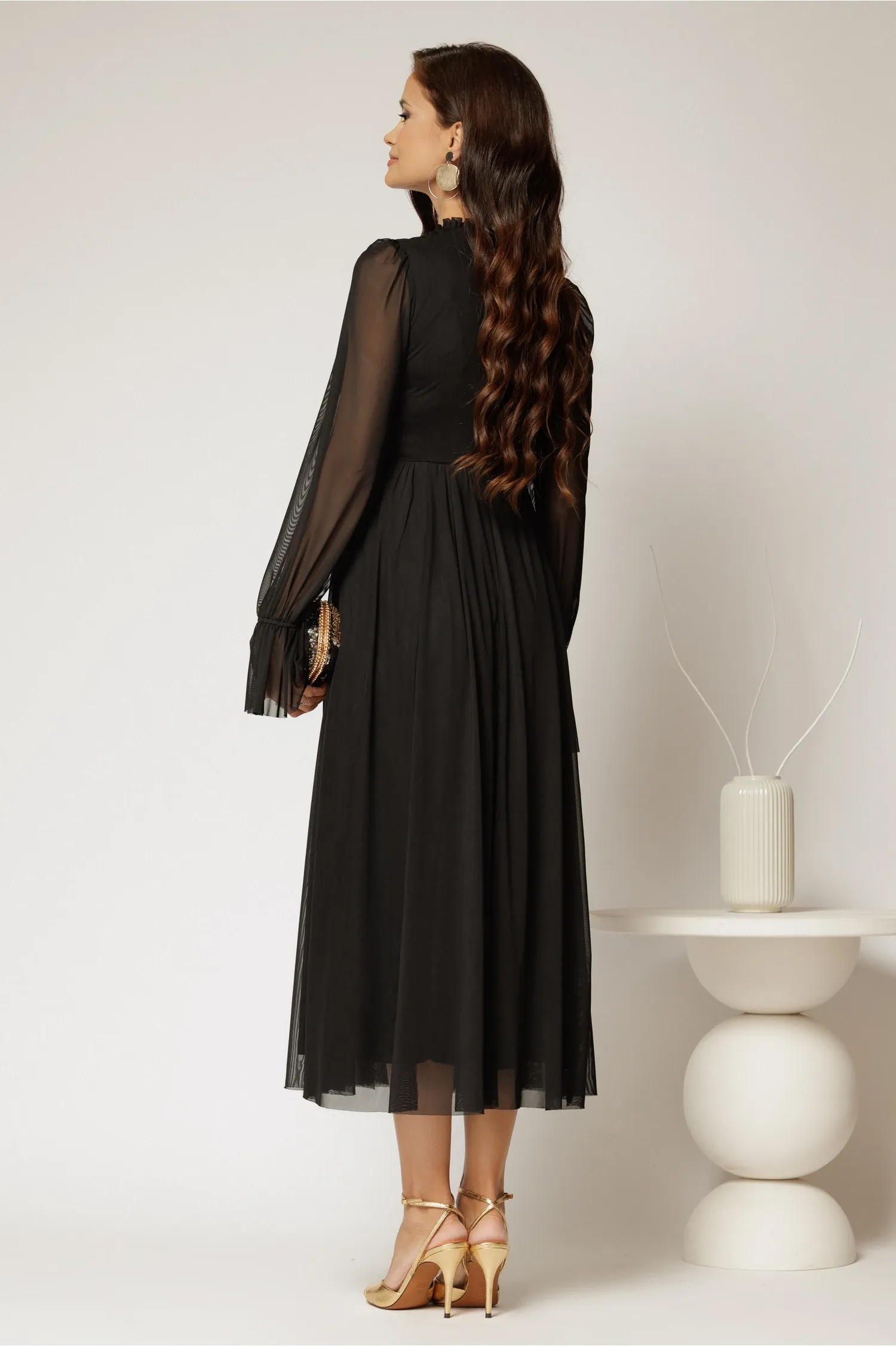 Rochie DY Fashion midi neagra din tulle fin in clos cu crapatura pe picior 2