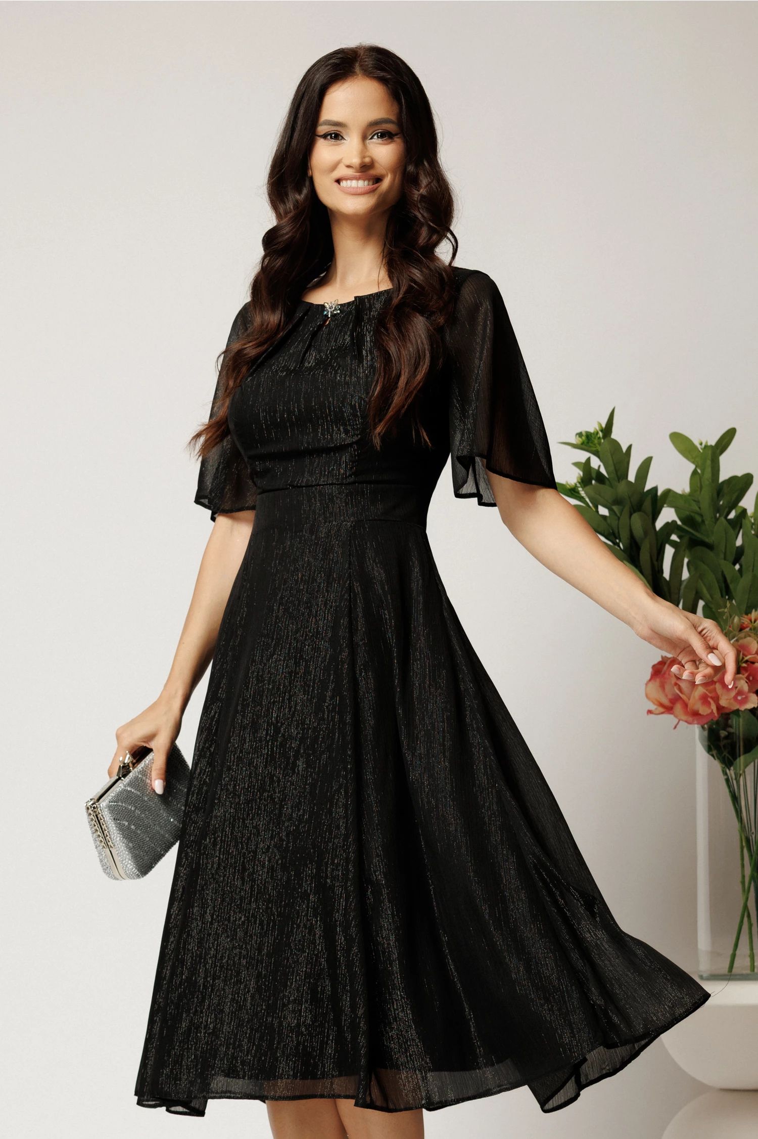 Rochie DY Fashion midi neagra din voal in clos cu fir lurex si accesoriu la decolteu