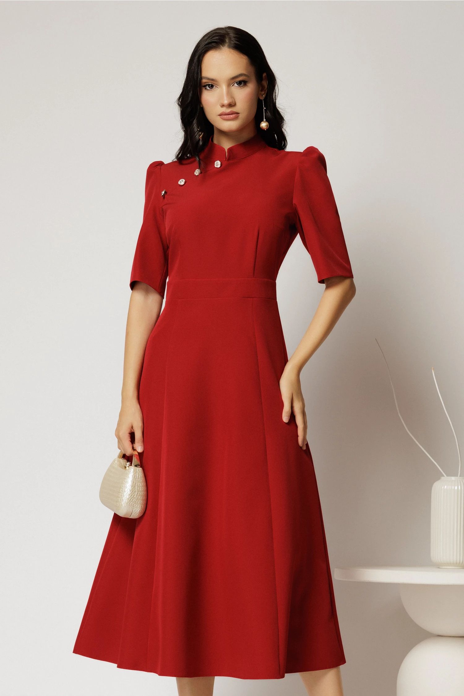 Rochie DY Fashion midi rosu inchis cu guler tunica si aplicatii la decolteu