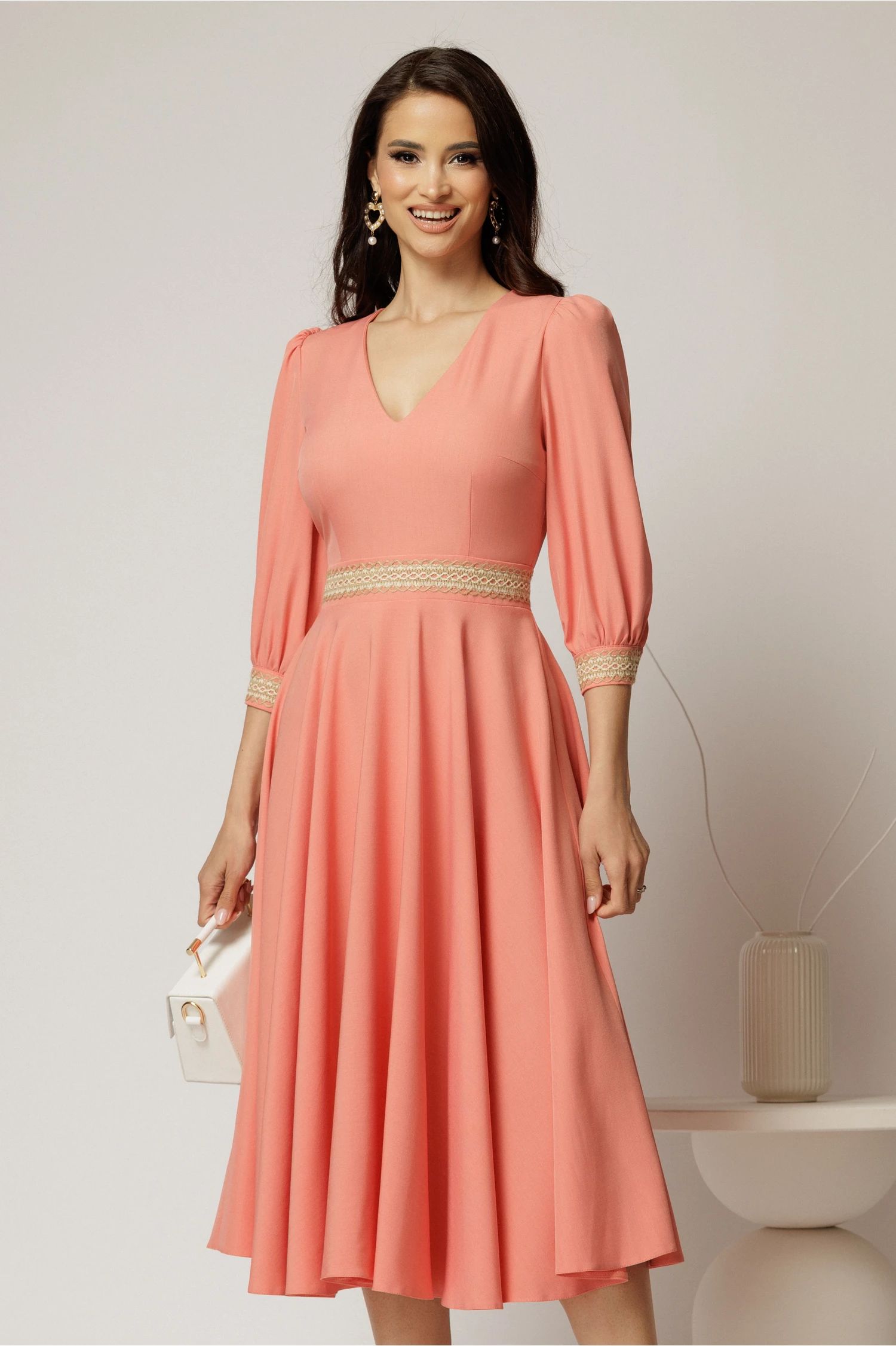 Rochie DY Fashion midi roz somon cu banda decorativa pe talie si mansete