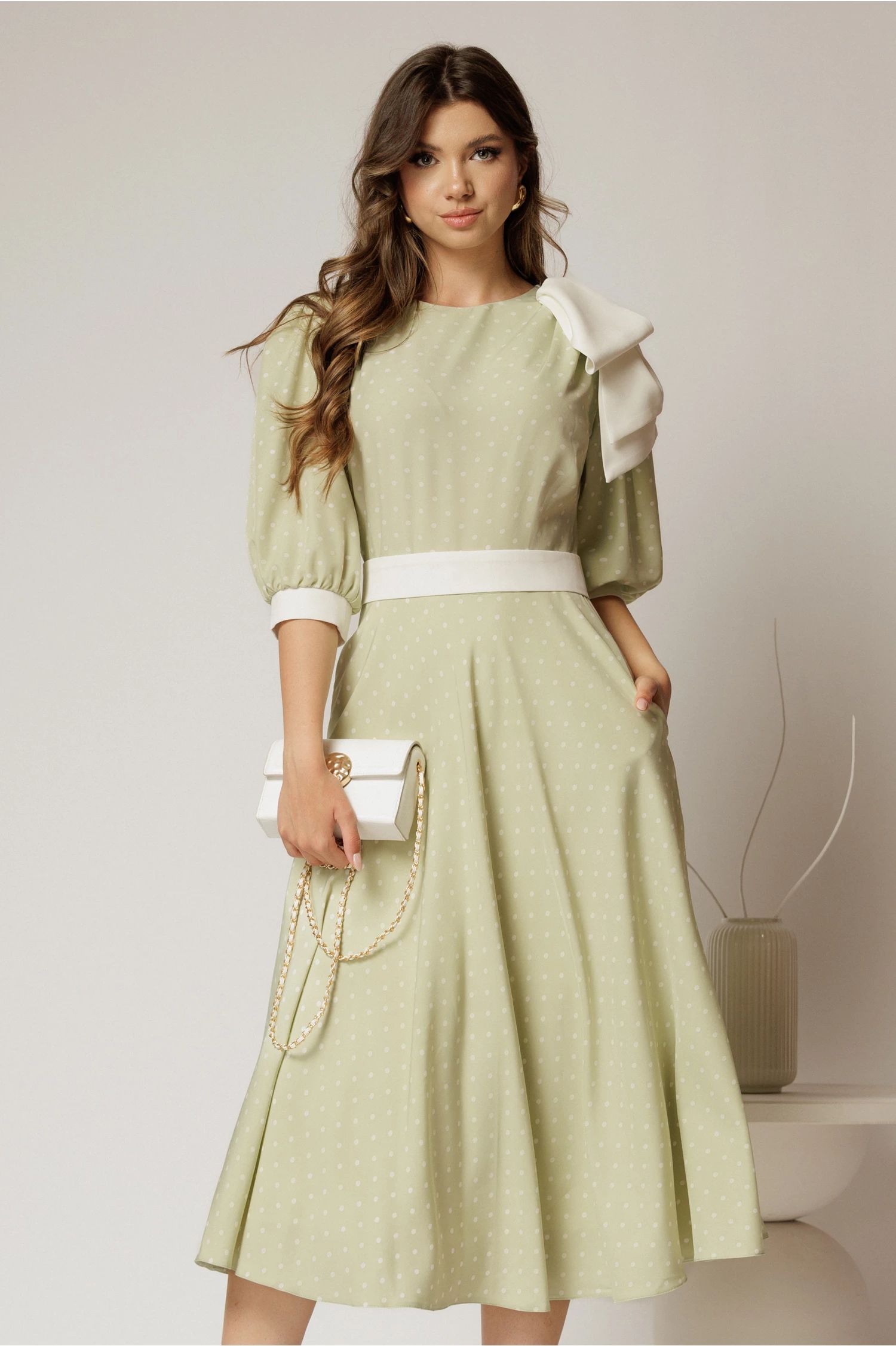 Rochie DY Fashion midi verde fistic cu buline si funda ampla pe umar