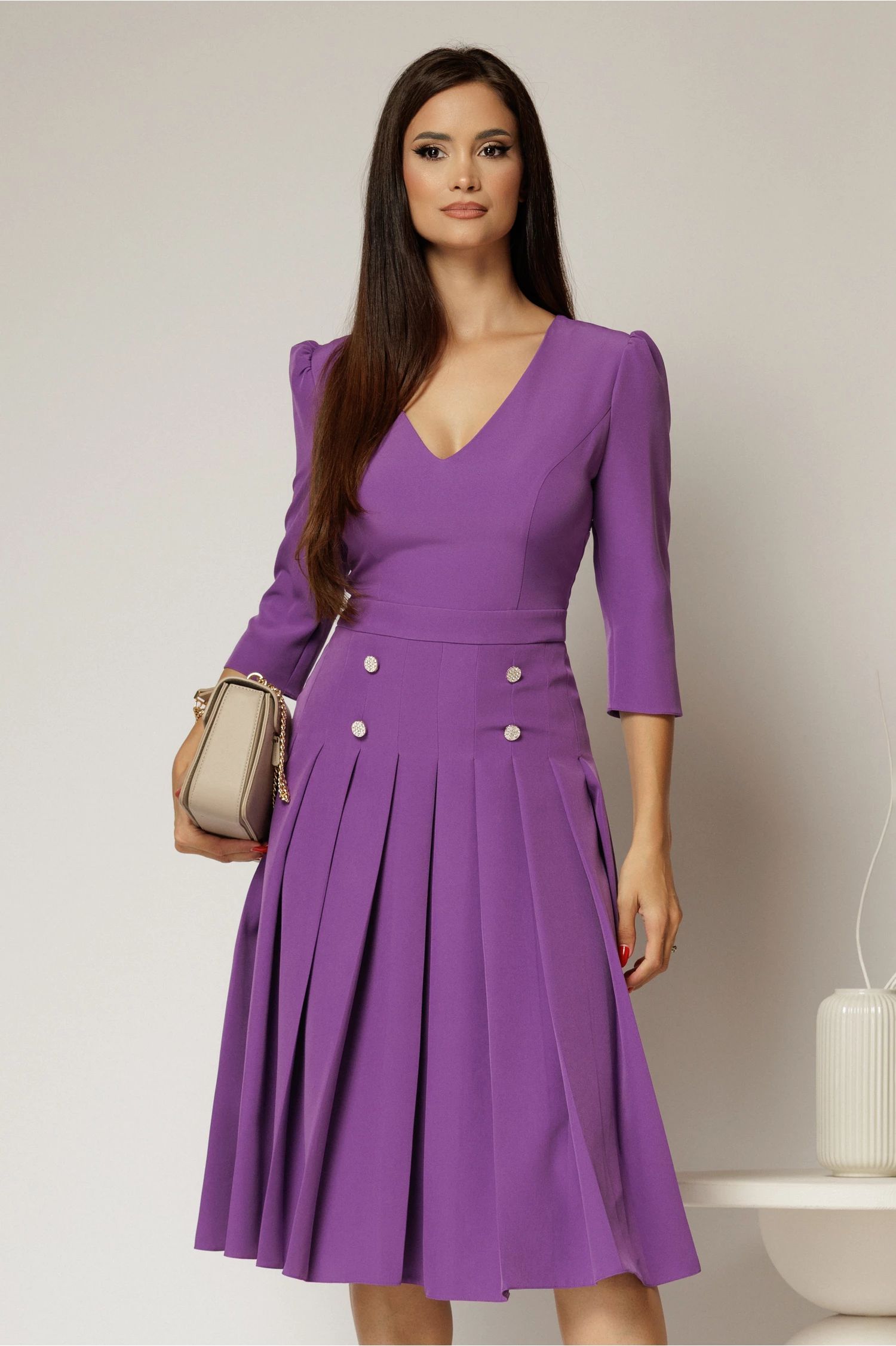 Rochie DY Fashion mov cu decolteu adanc si fusta plisata