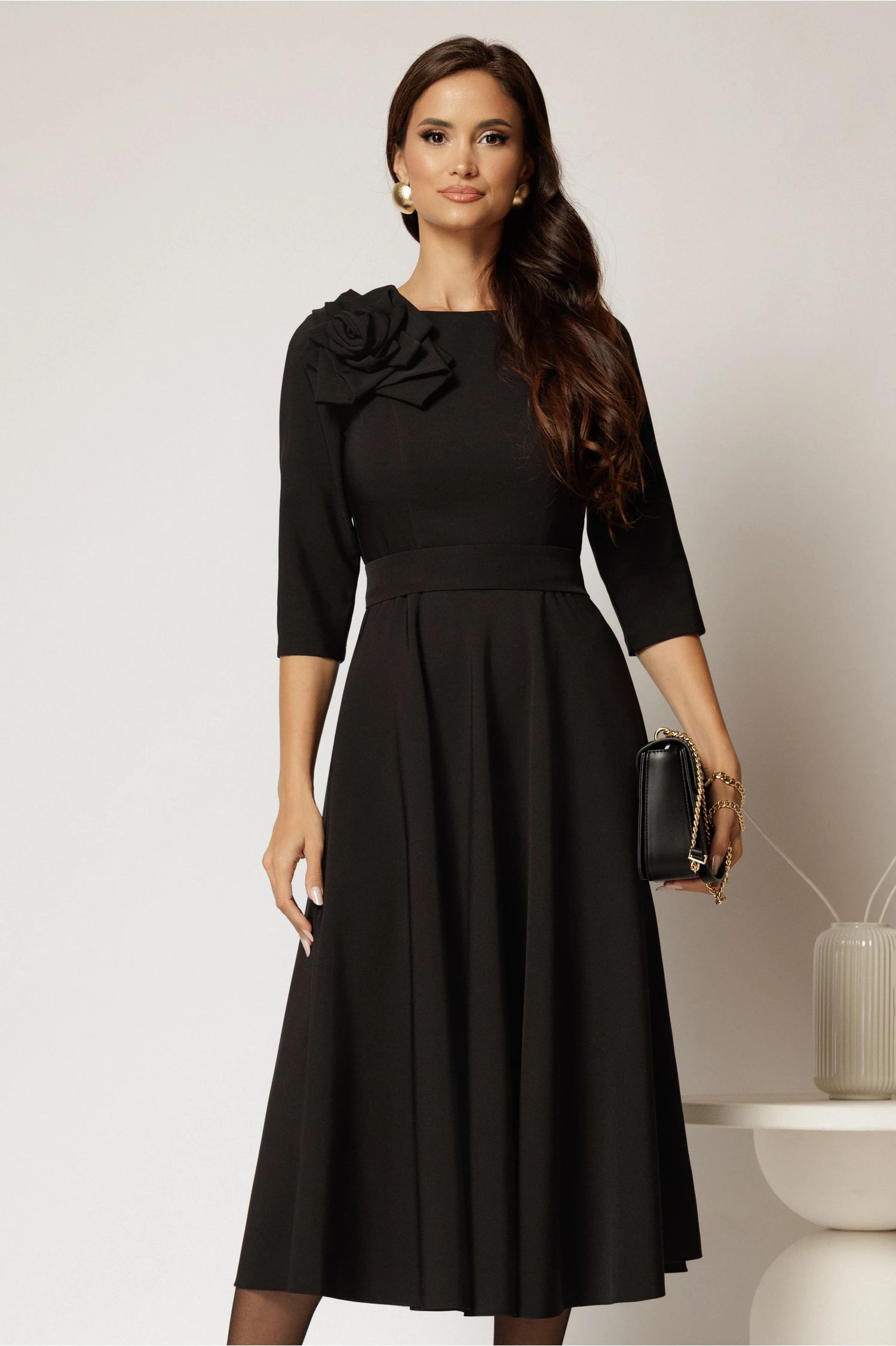 Rochie DY Fashion neagra clos cu trandafir la umar si cordon detasabil