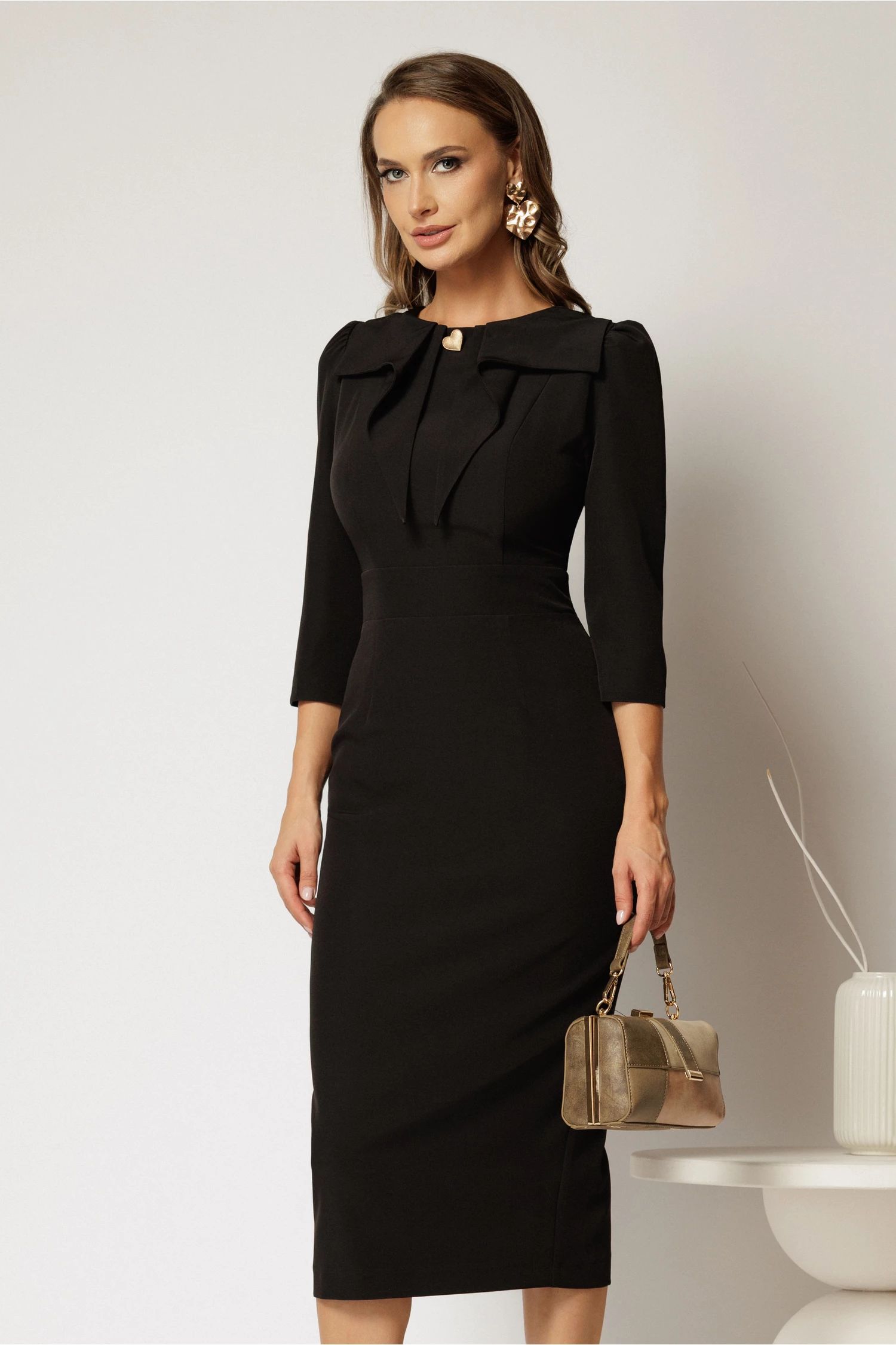 Rochie DY Fashion neagra cu croi conic si guler amplu accesorizat