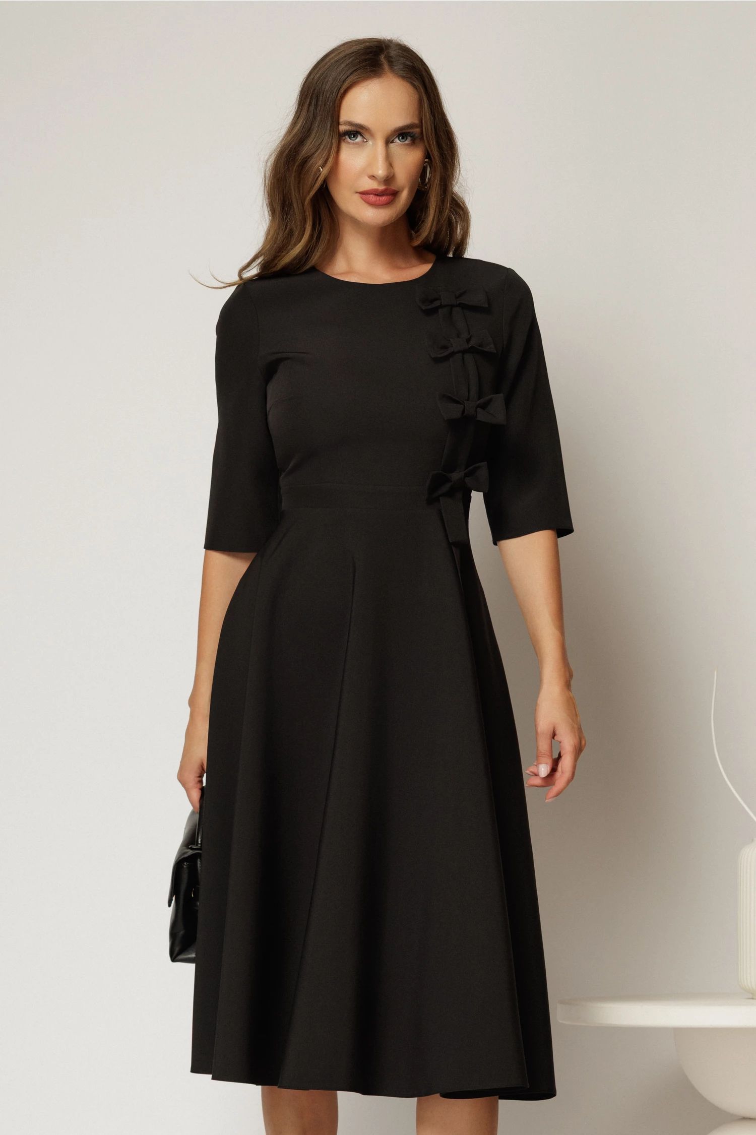 Rochie DY Fashion neagra cu funde pe bust si maneci trei sferturi