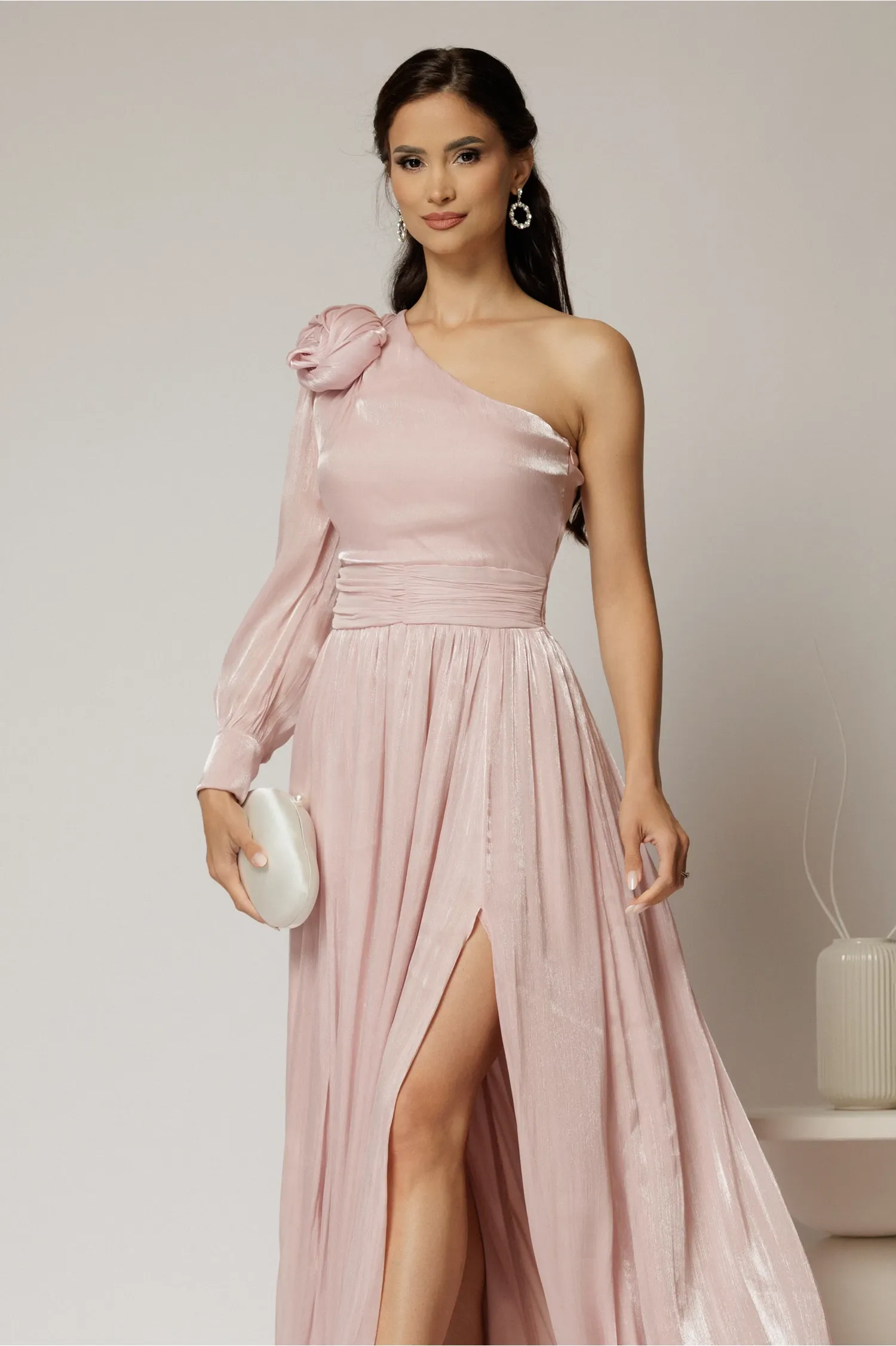 Rochie DY Fashion roz pe un umar cu detaliu floral amplu din voal peliculizat 3