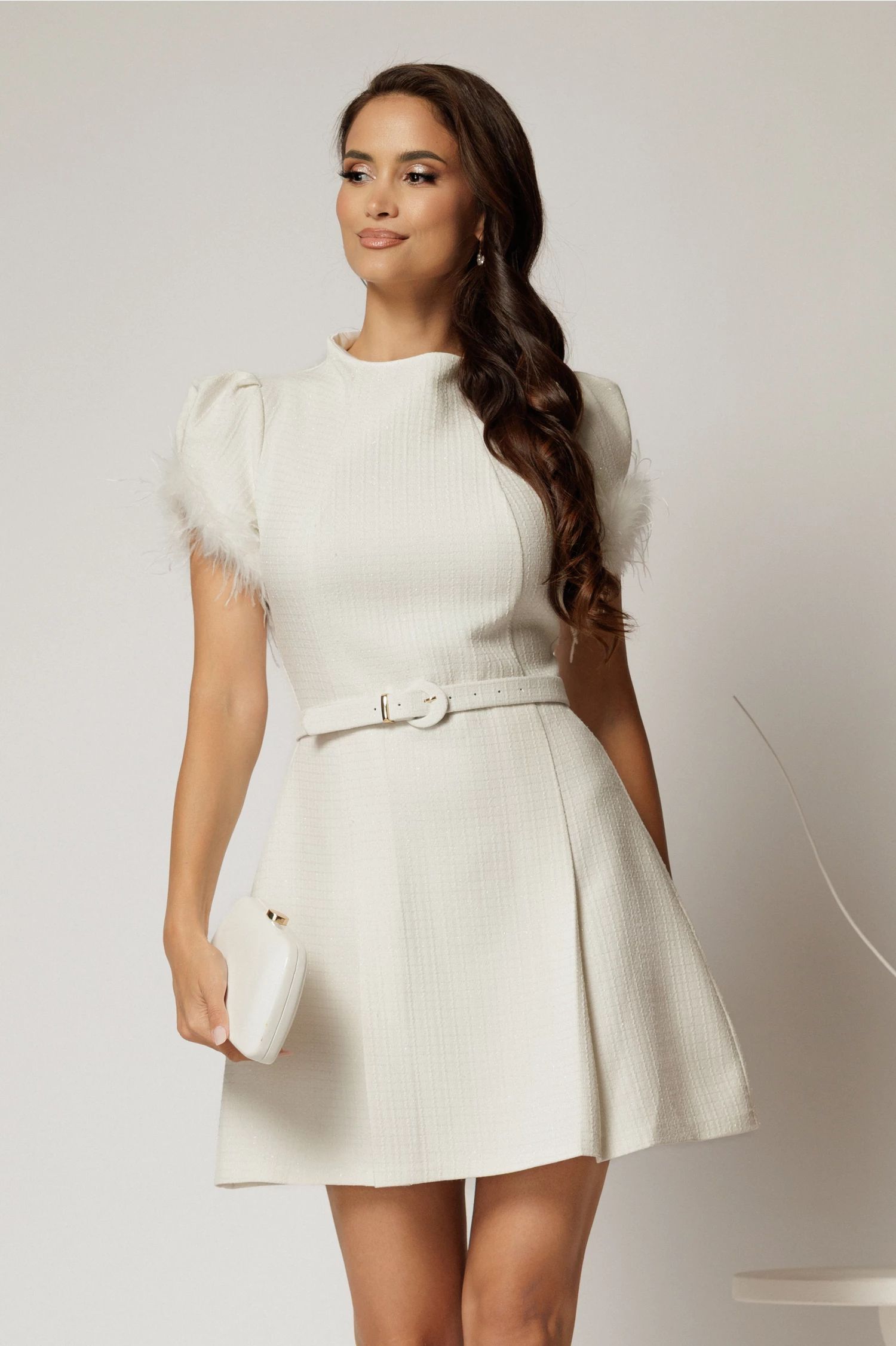 Rochie DY Fashion scurta alba din tweed cu pene la maneci