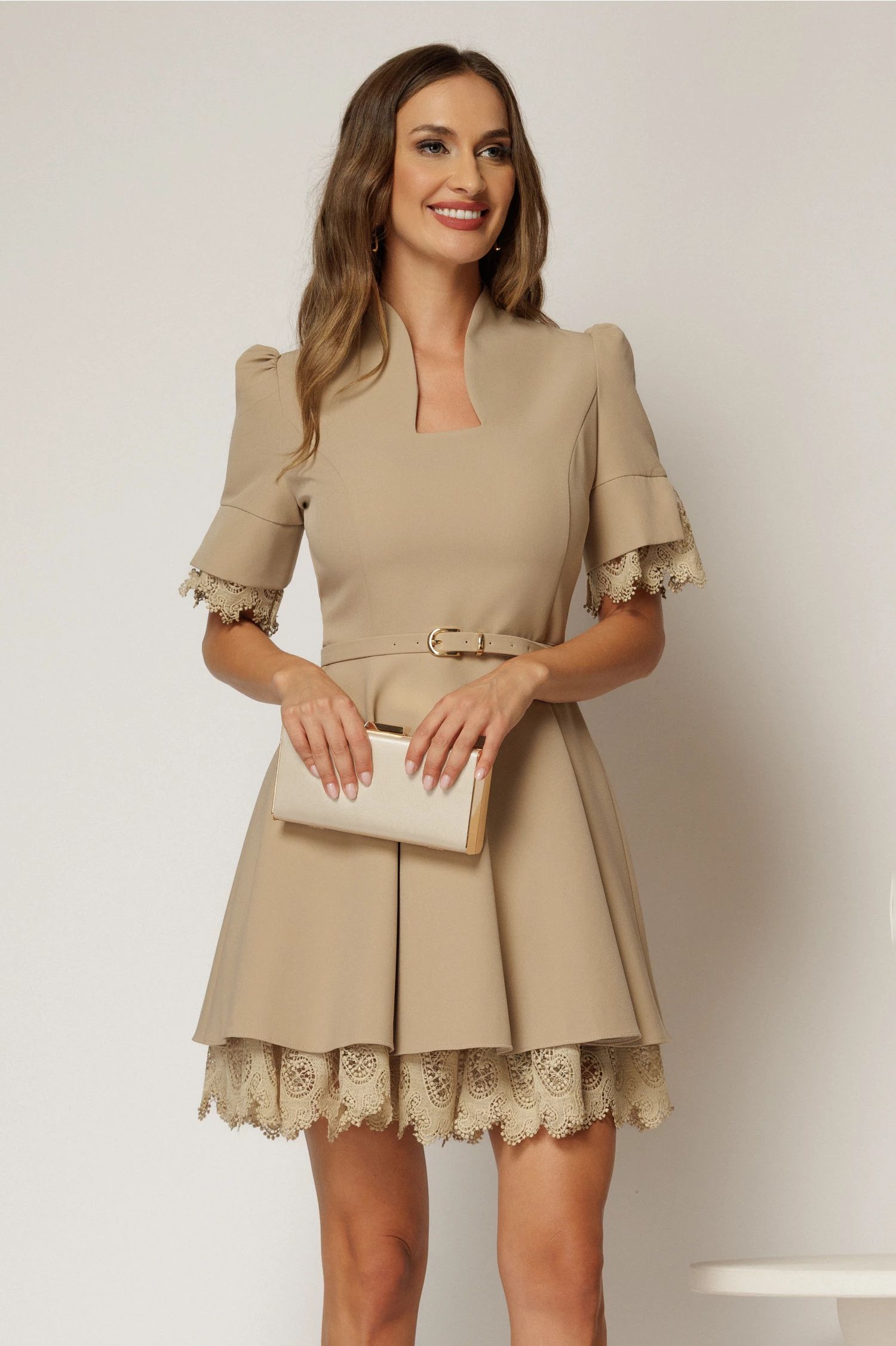 Rochie DY Fashion scurta bej clos cu dantela la maneci si fusta